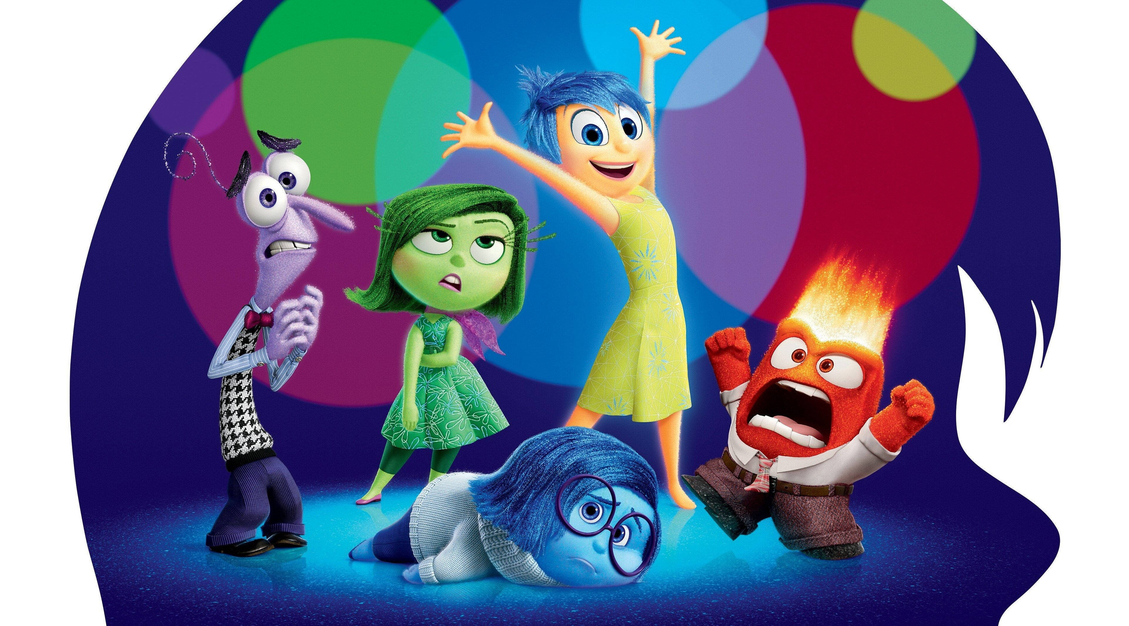 Inside Out 桌布 壁紙 — 生動的動畫角色代表情感，動態地站在色彩繽紛的抽象背景前。