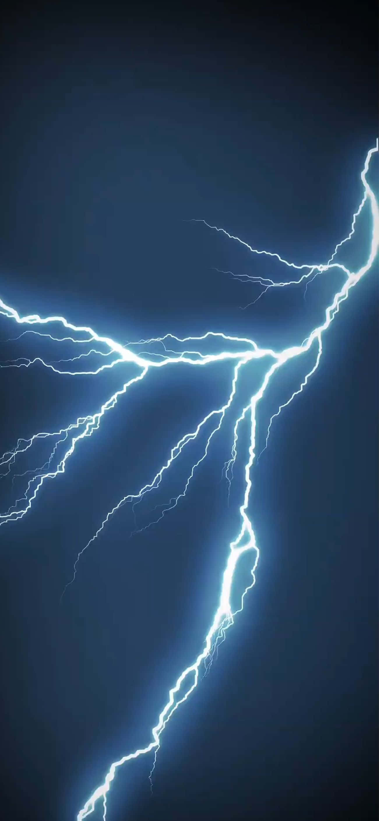 電力 桌布 壁紙 — 生動的白色閃電在深藍色的暴風雨天空中劈啪作響，呈現出戲劇性的自然景象。