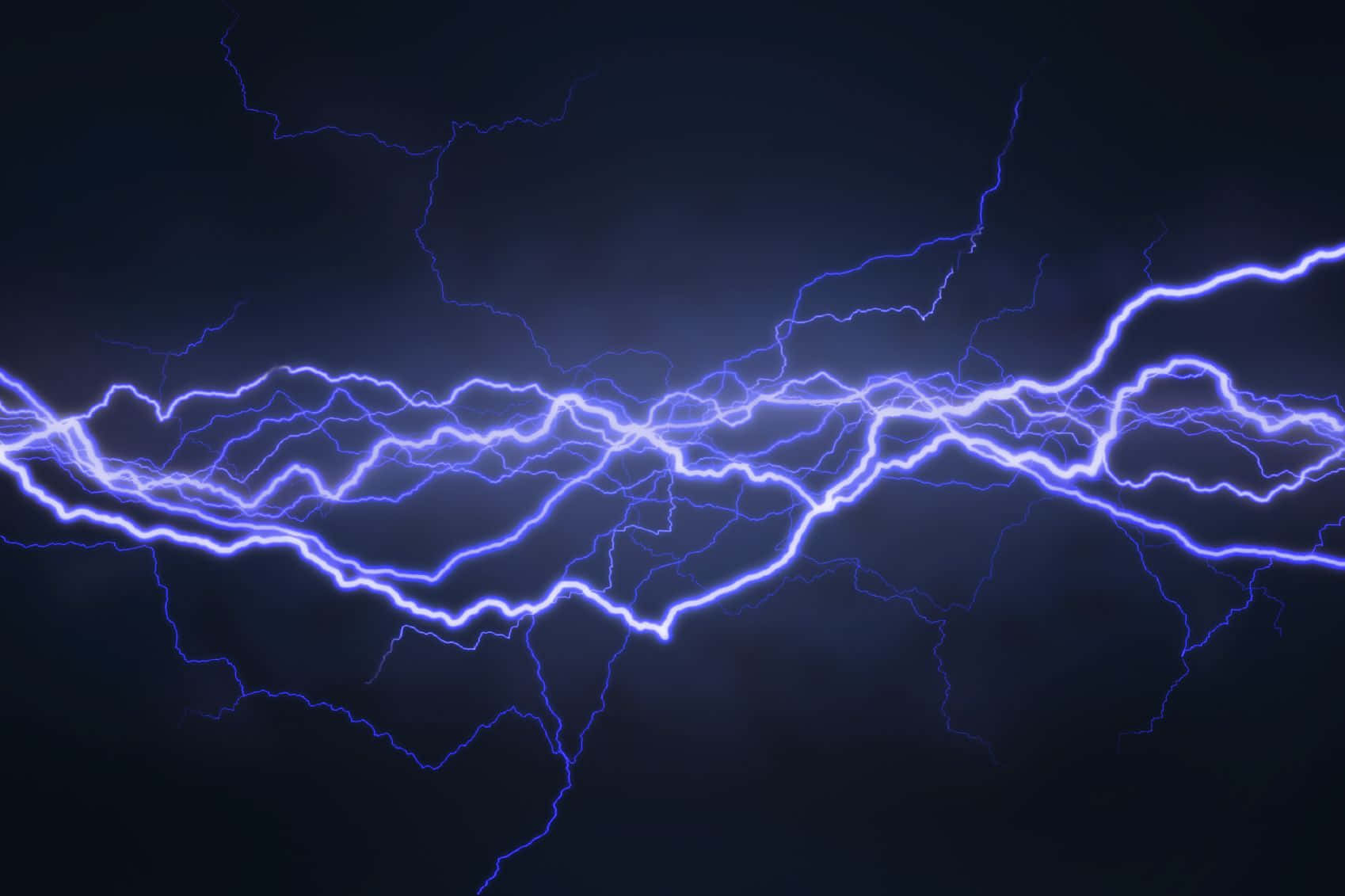電力 桌布 壁紙 — 生動的藍色閃電在黑暗的暴風雨天空中劈啪作響，呈現出戲劇性的自然景象。