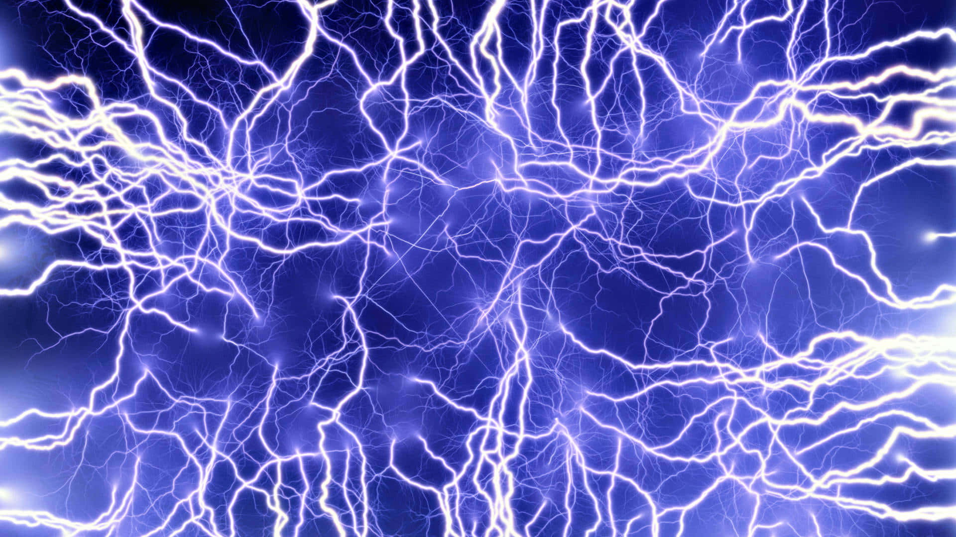 閃電 桌布 壁紙 — 生動的電藍色閃電在黑暗的天空中劈啪作響，呈現出動感而強大的展示。