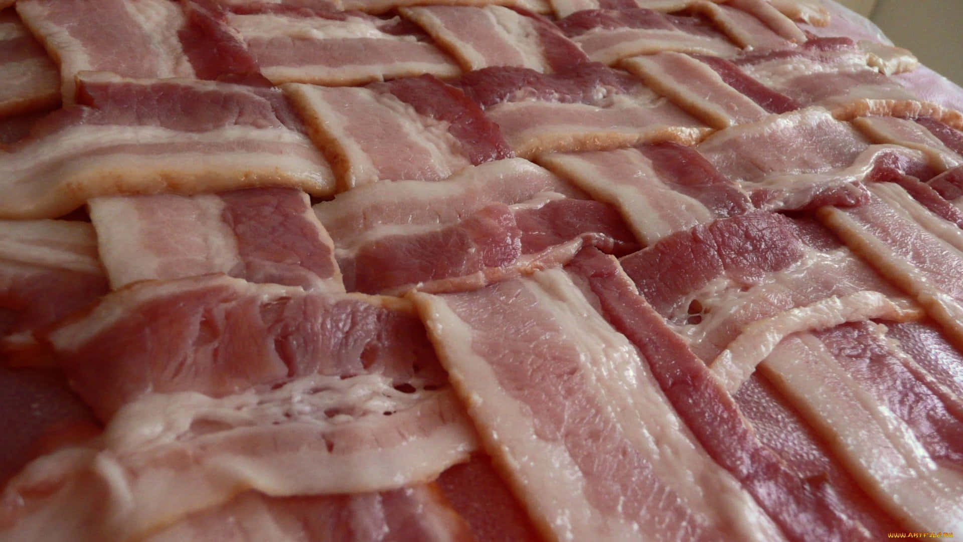 bacon 桌布 壁紙 — 生培根條以編織圖案排列的特寫，顯示大理石紋和脂肪層。