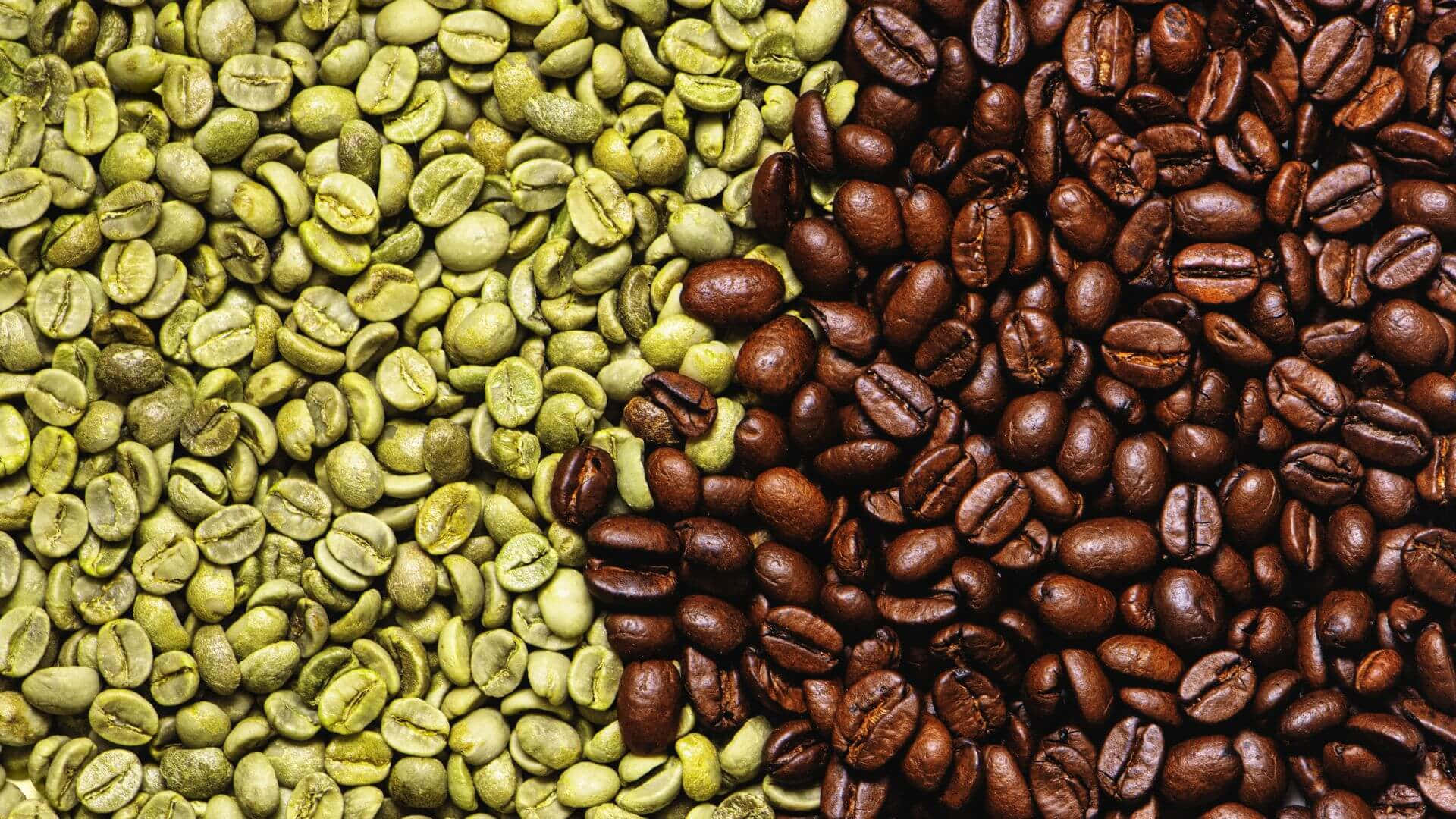 Brown Coffee 桌布 壁紙 — 生綠色咖啡豆與烘焙棕色咖啡豆形成對角分割的特寫。