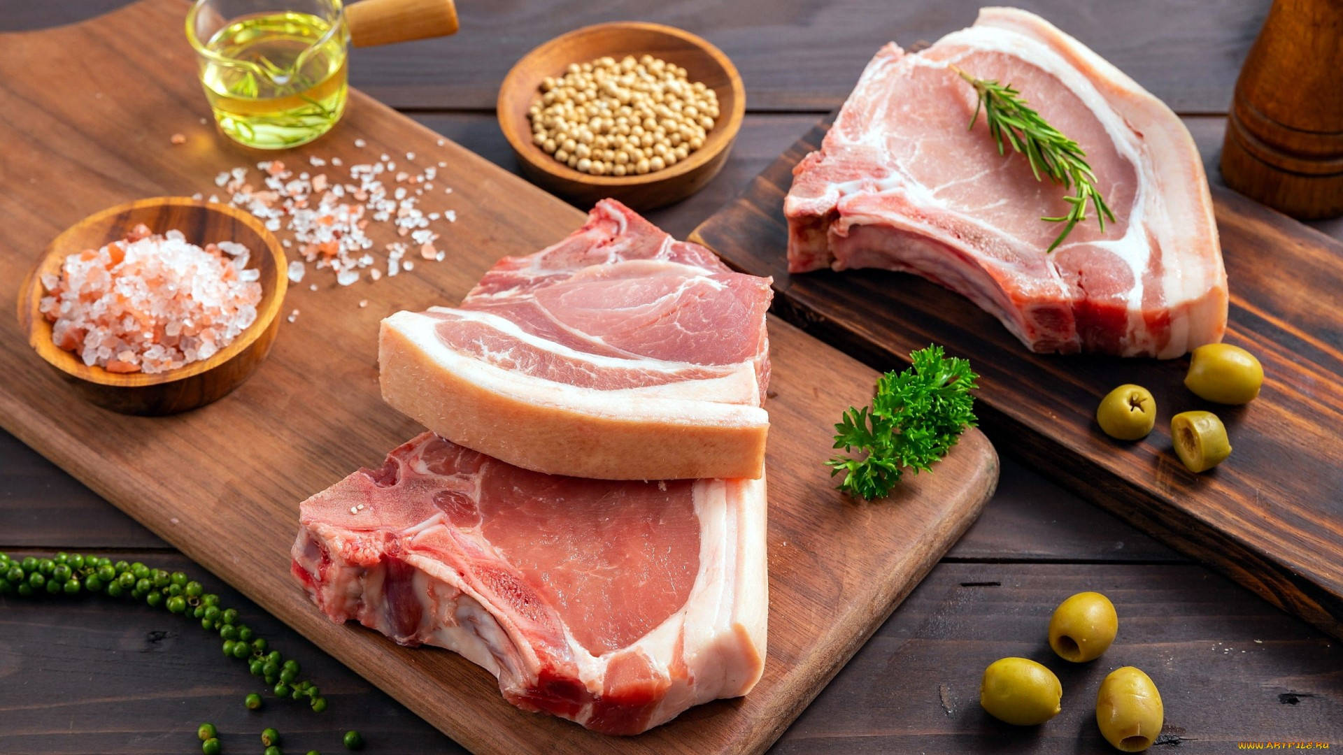 meat 桌布 壁紙 — 生豬排搭配迷迭香、歐芹和調味料，擺放在質樸的木砧板上。