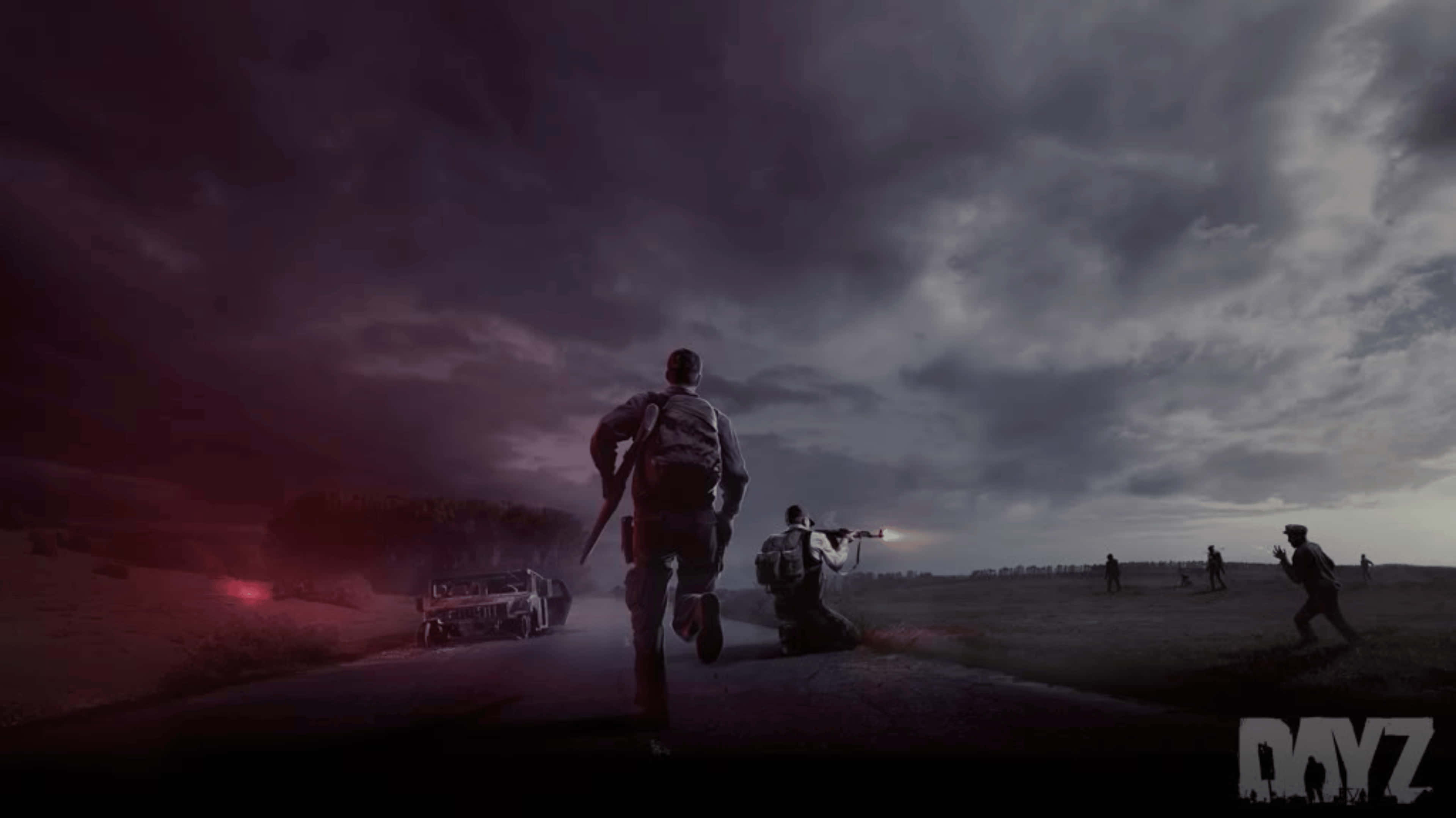 Dayz Mod 桌布 壁紙 — 生還者在風暴黃昏的天空下，於荒涼的道路上奔跑，附近一輛受損的車輛正在冒煙。