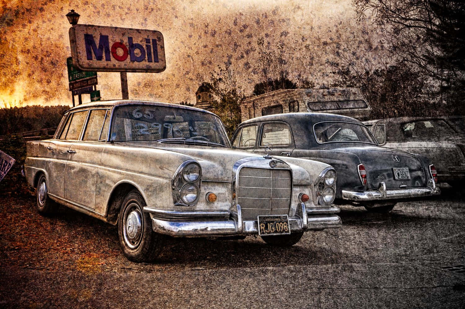 經典汽車 桌布 壁紙 — 生鏽且風化的 vintage Mercedes-Benz 汽車停在褪色的 Mobil 標誌下，位於塵土飛揚的路邊加油站。
