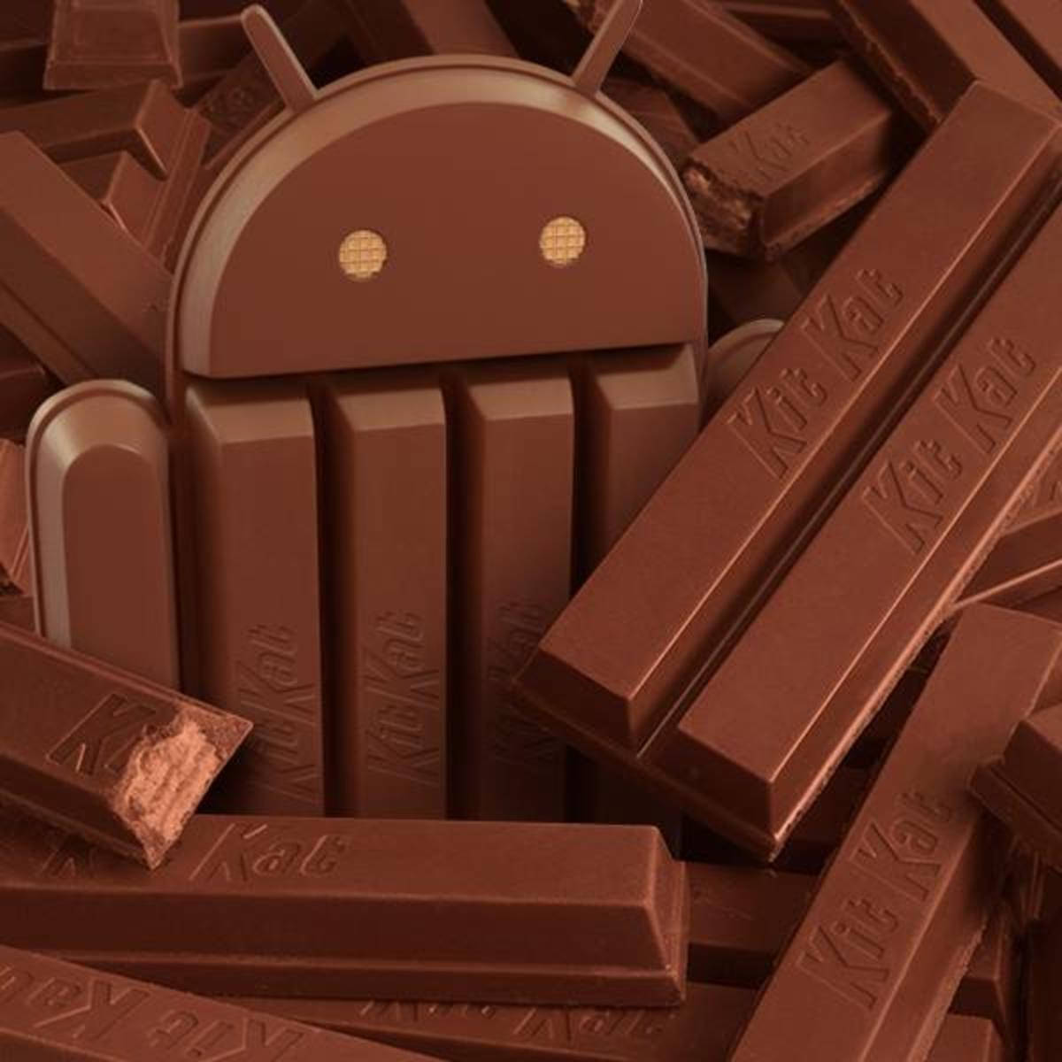 Chocolate 桌布 壁紙 — 用KitKat巧克力棒製成的巧克力Android吉祥物，周圍散落著破碎的巧克力塊。