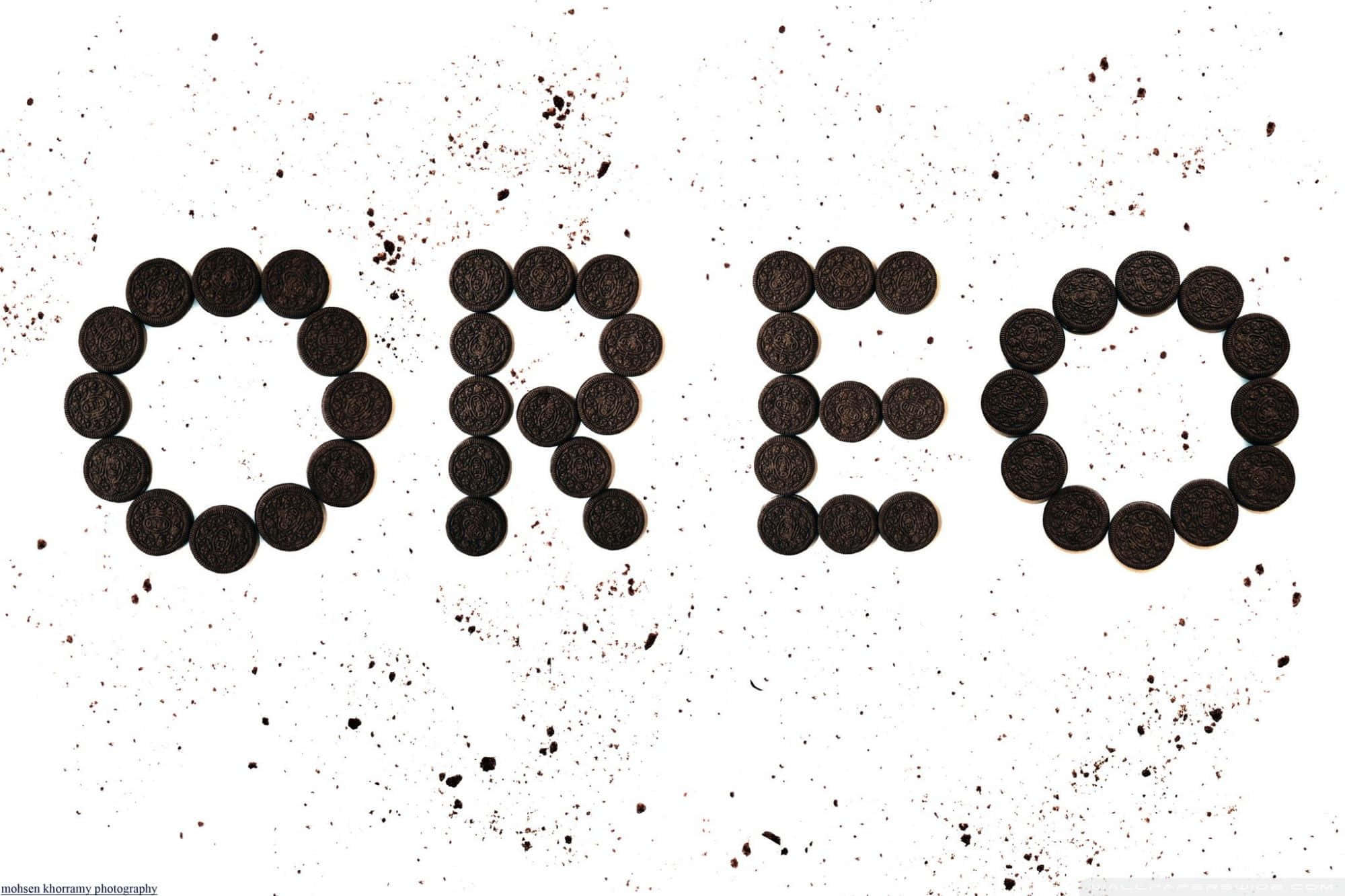 Oreo Cookie 桌布 壁紙 — 用真正的巧克力餅乾在白色背景上拼出OREO這個字，並撒上碎屑。