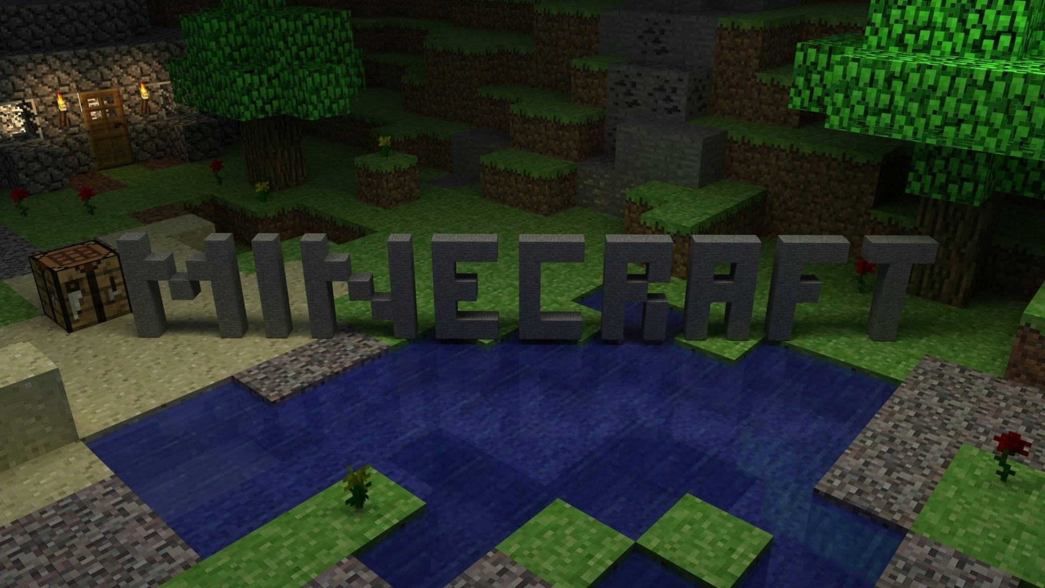 Minecraft Logo 桌布 壁紙 — 用石塊拼成的「MINECRAFT」一字，位於一個像素化池塘旁邊，背景是一個由方塊組成的森林，有樹木和一間亮燈的房子。