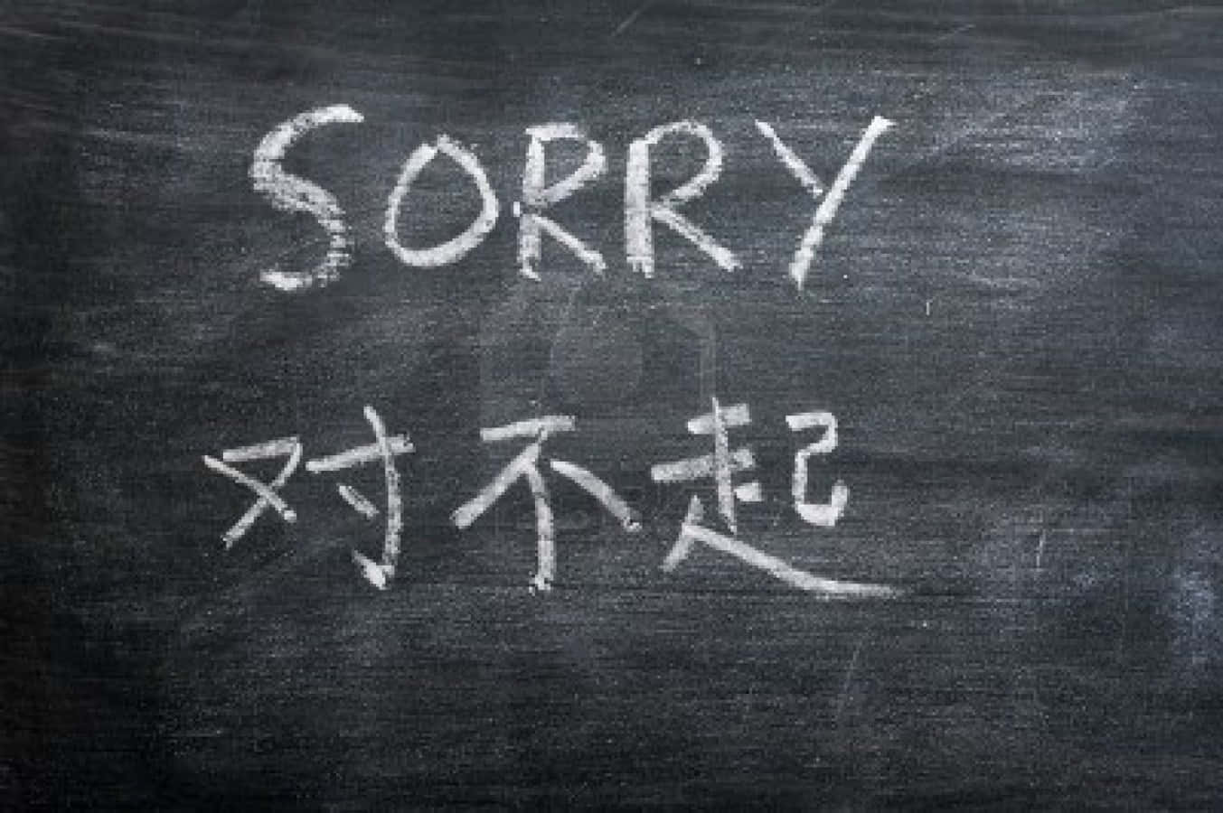 Handwriting 桌布 壁紙 — 用粉筆在深色有紋理的黑板表面上以英文和中文寫的「sorry」這個字。
