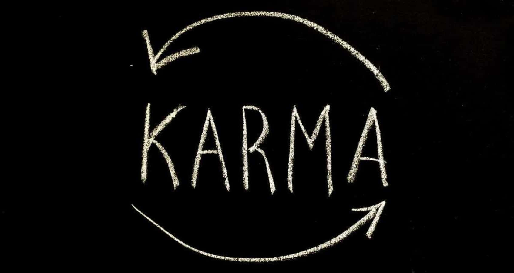 karma 桌布 壁紙 — 用粉筆在黑板上寫的「karma」一詞，周圍有箭頭形成一個圓形循環。