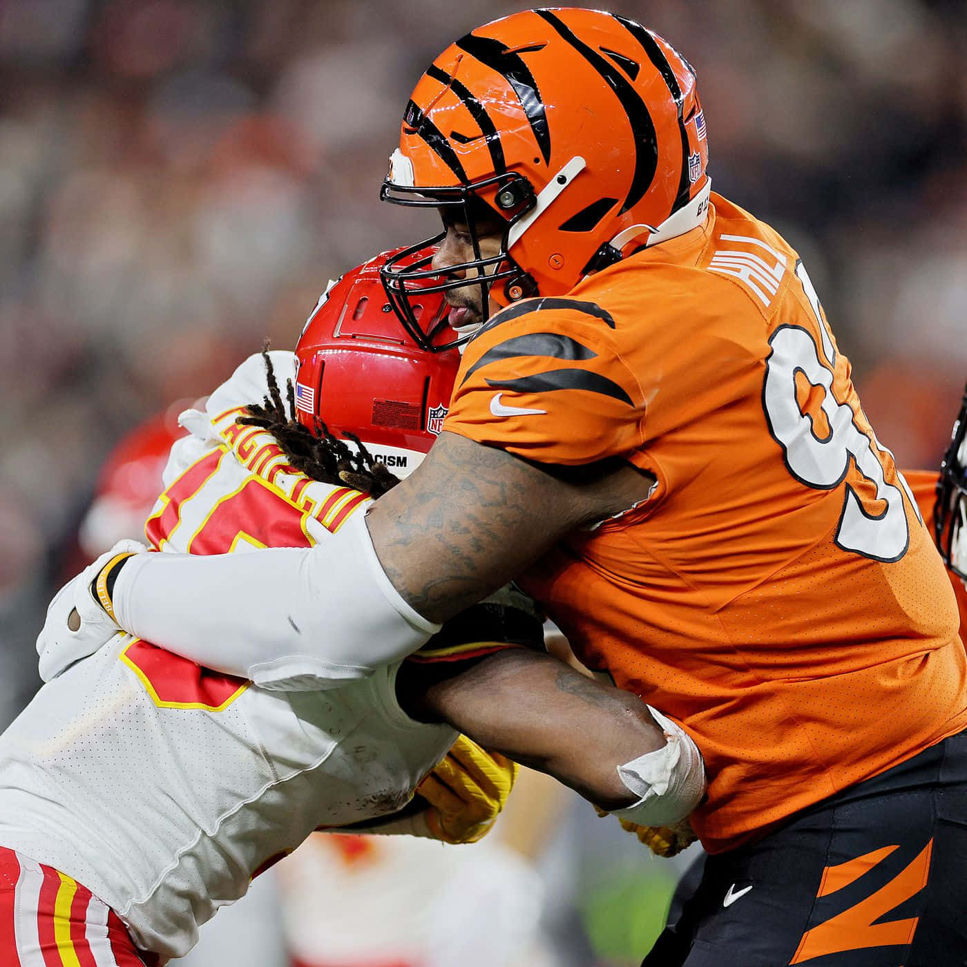 NFL球員在美式足球比賽中擒抱對手。 — 辛辛那提猛虎 壁紙