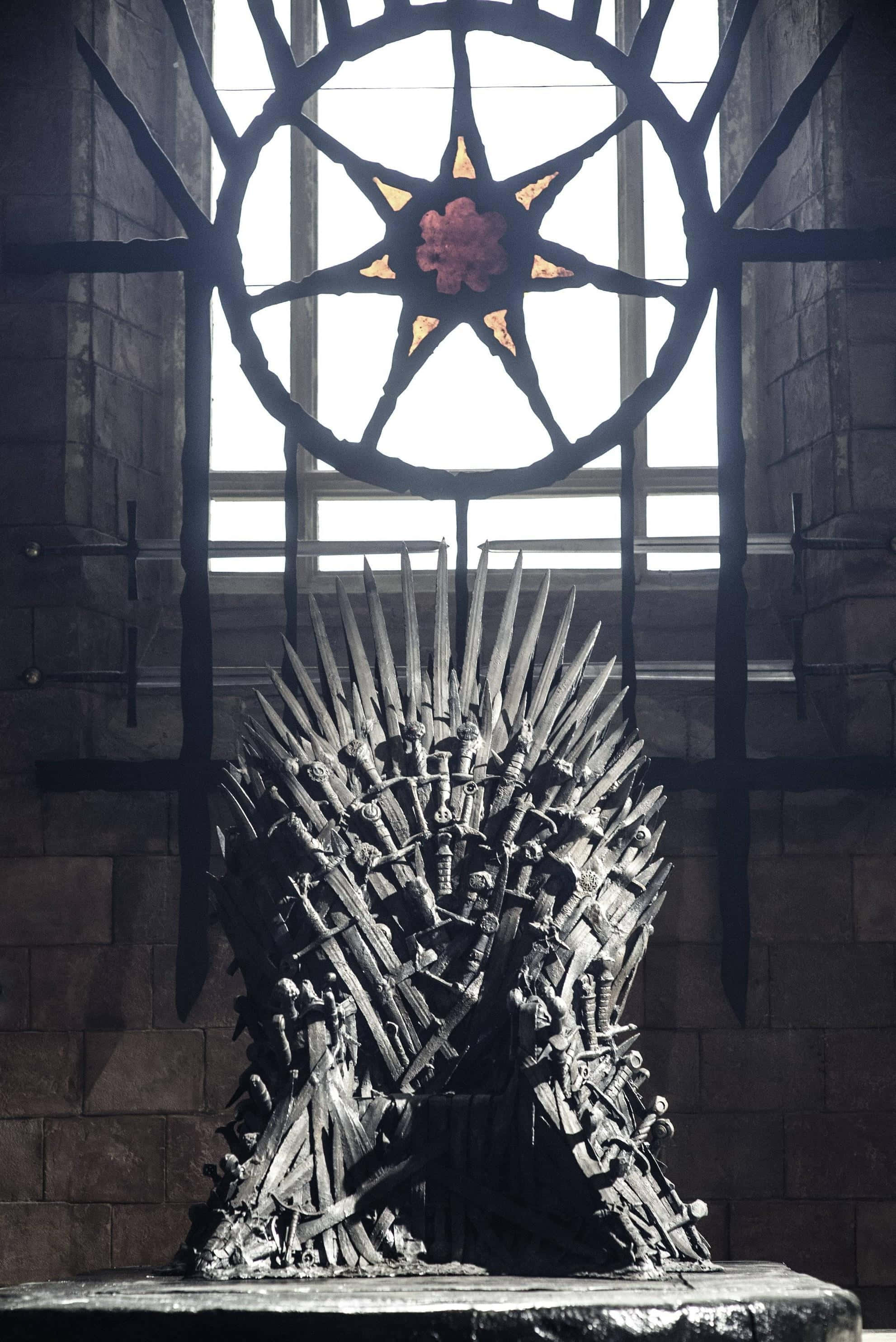 Throne 桌布 壁紙 — 由劍鍛造而成的鐵王座位於石牆大廳中，其下是一扇中央有紅玫瑰的彩繪玻璃窗。