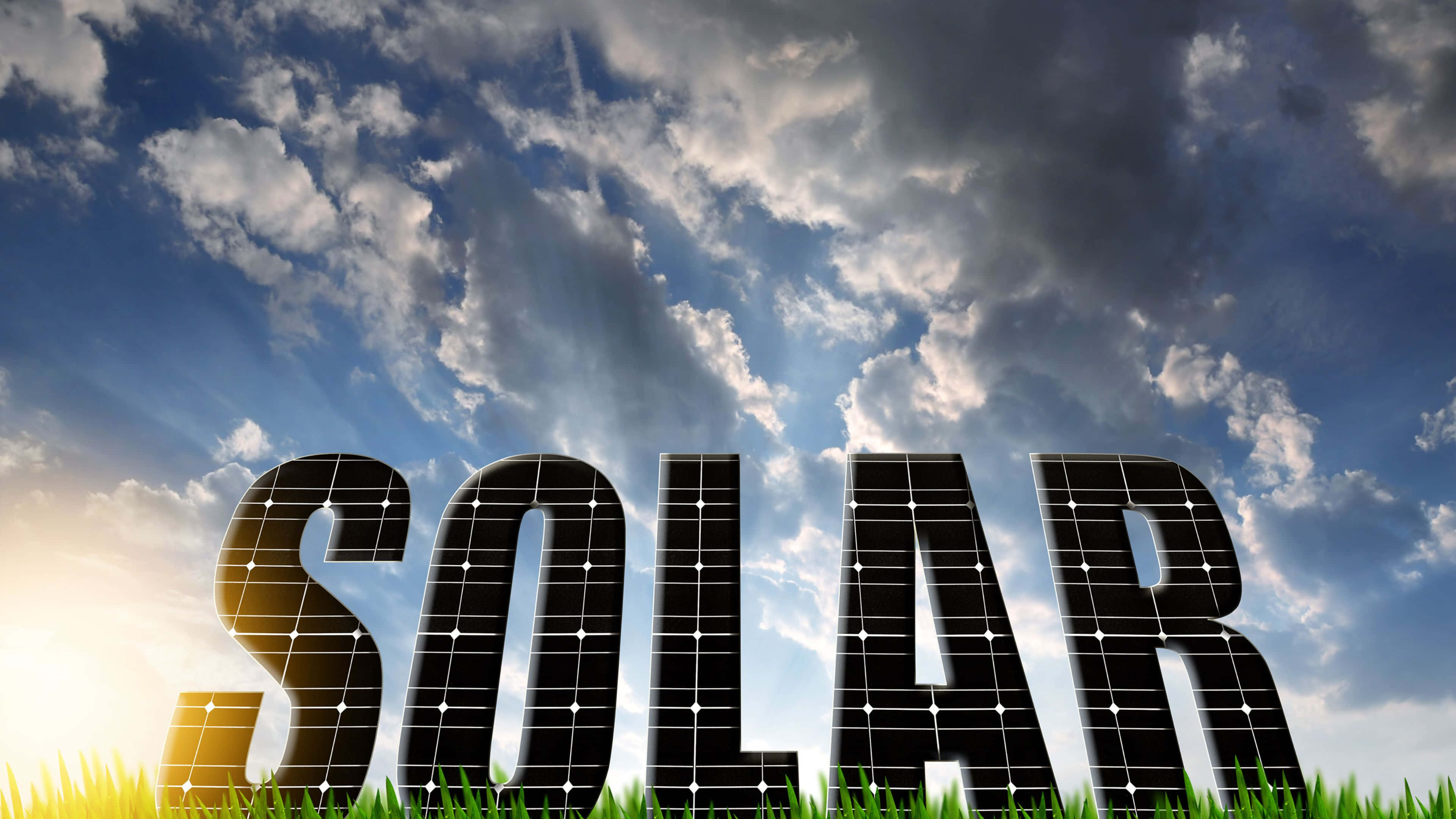 Solar Panel 桌布 壁紙 — 由太陽能板組成的「SOLAR」字樣，矗立在充滿活力的綠色草地上，背景是戲劇性的多雲天空，陽光穿透雲層。