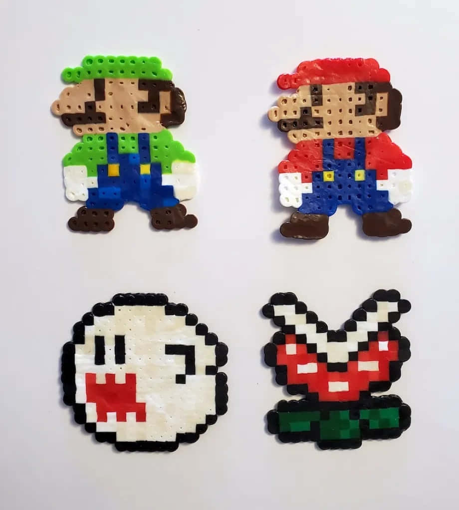 Bead 桌布 壁紙 — 由彩色拼豆製成的像素藝術角色 Mario、Luigi、Boo 和 Yoshi 排列在純白表面上。