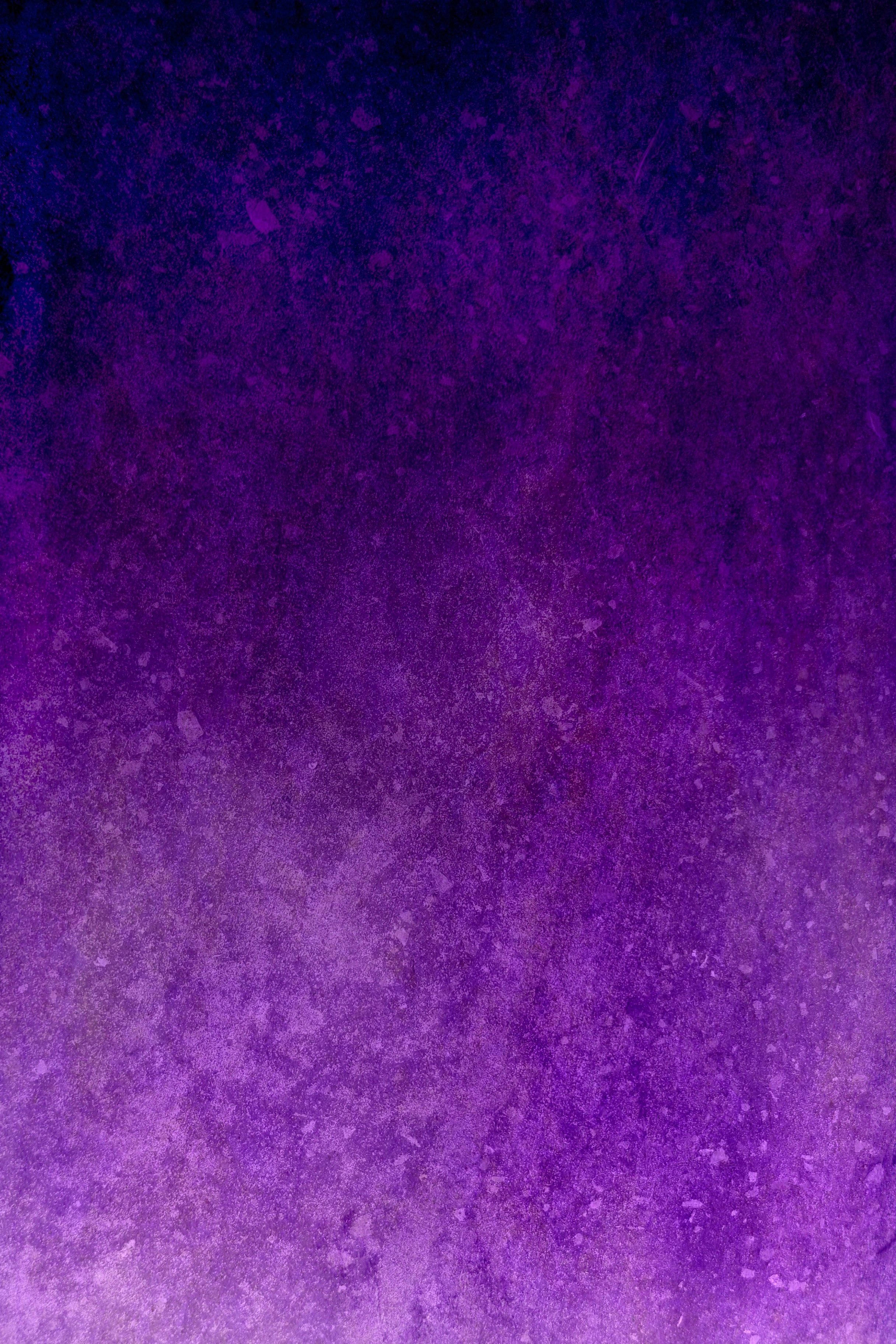 漸層 桌布 壁紙 — 由深紫到淺紫的紋理漸變，帶有斑點筆觸效果，營造夢幻抽象背景。