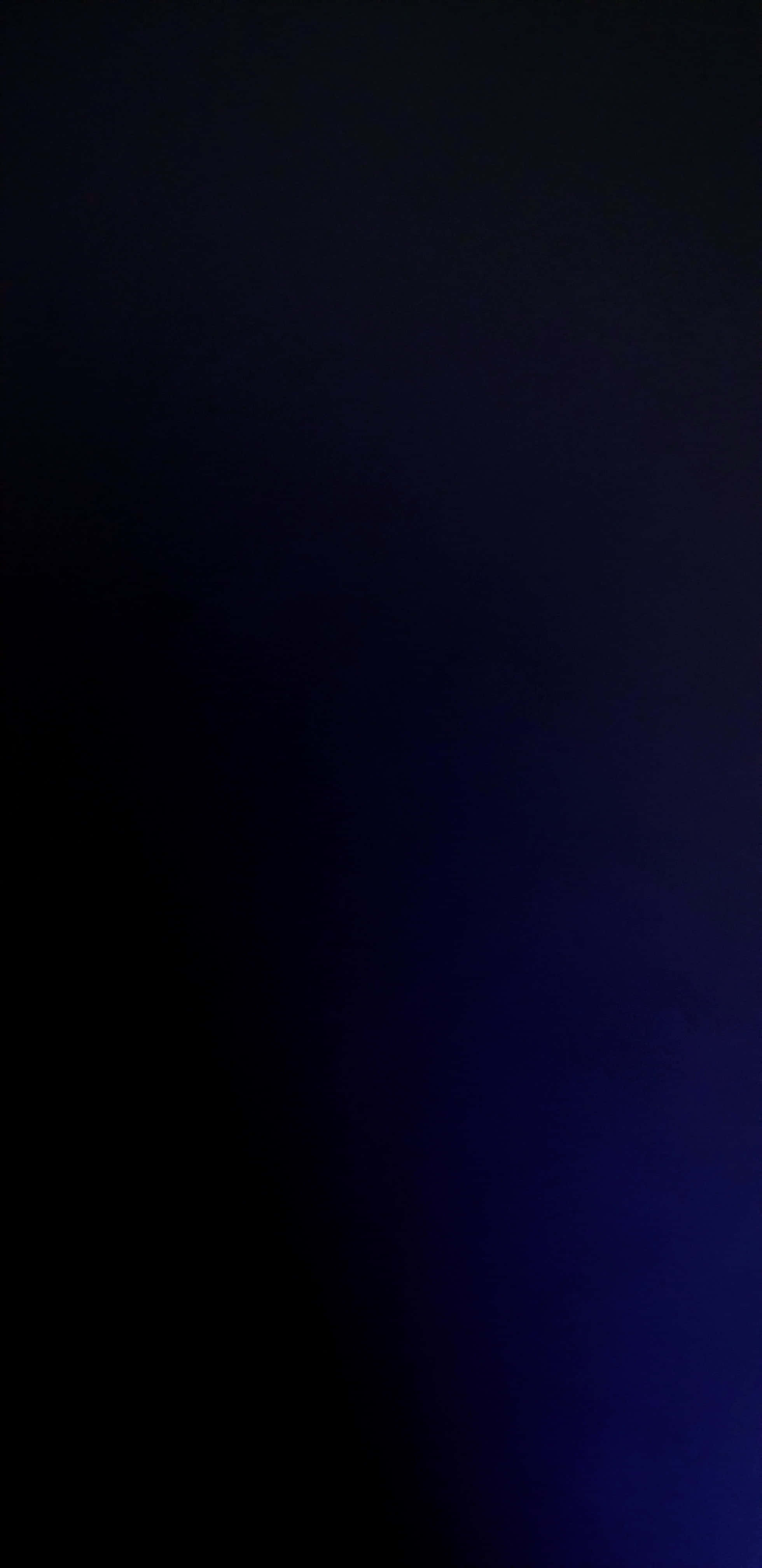 iPhone 桌布 壁紙 — 由深黑色漸變到底部豐富的靛藍色。