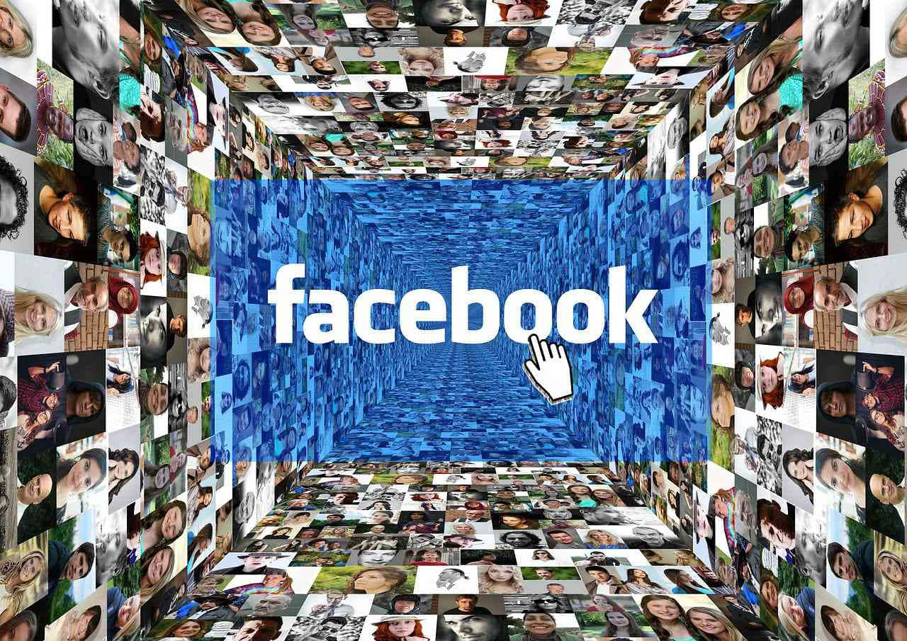 Facebook 桌布 壁紙 — 由無數Facebook個人資料照片組成的數位隧道通向一個發光的藍色螢幕，顯示Facebook標誌和游標。