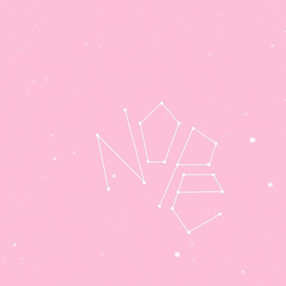 可愛粉彩 桌布 壁紙 — 由白色星座線組成的「NOE」字樣，背景為柔和粉紅星空。