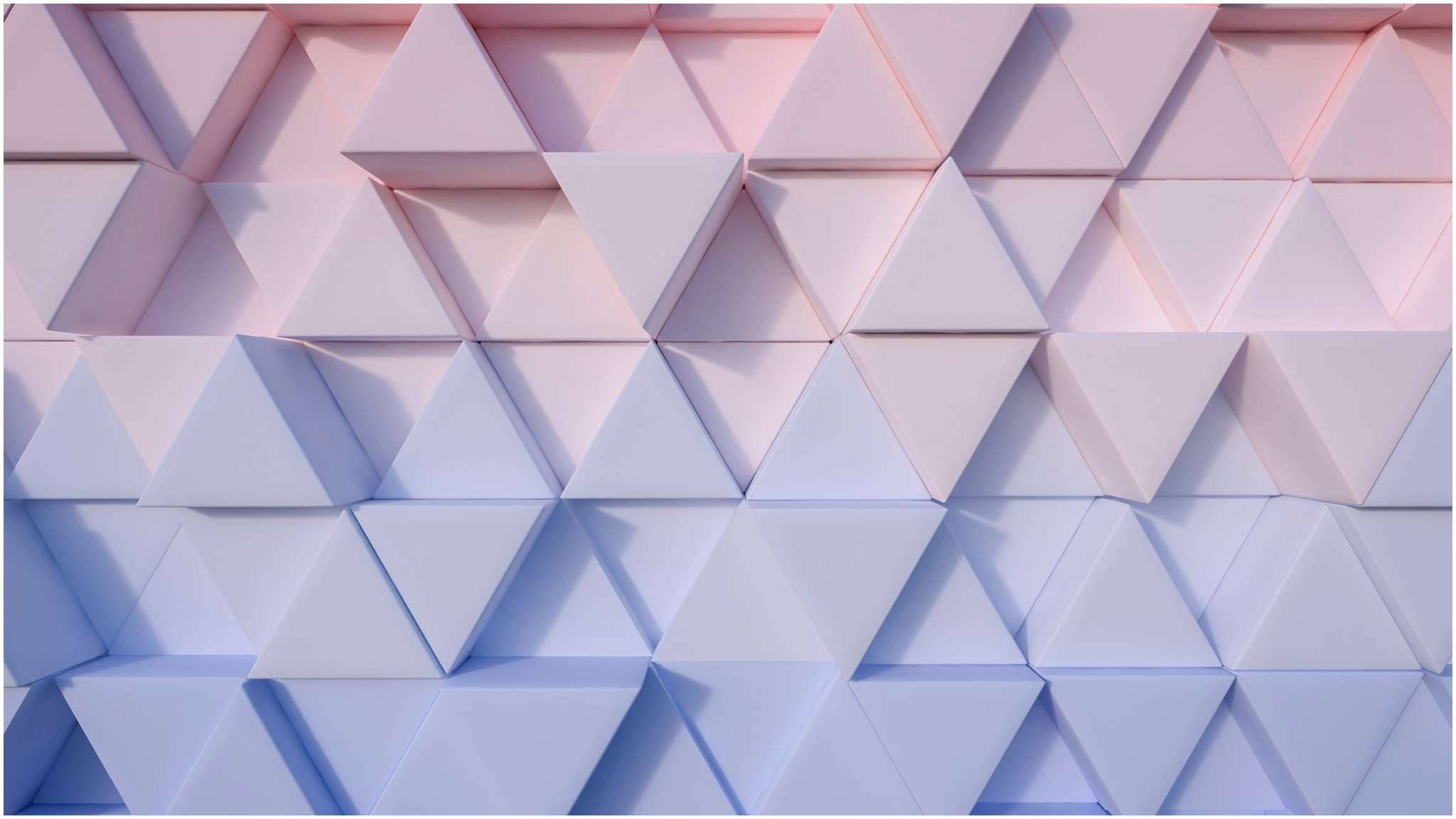 Geometric 桌布 壁紙 — 由粉紅色和藍色三角形面板組成的幾何牆壁，營造出帶有柔和陰影的柔軟現代3D紋理。