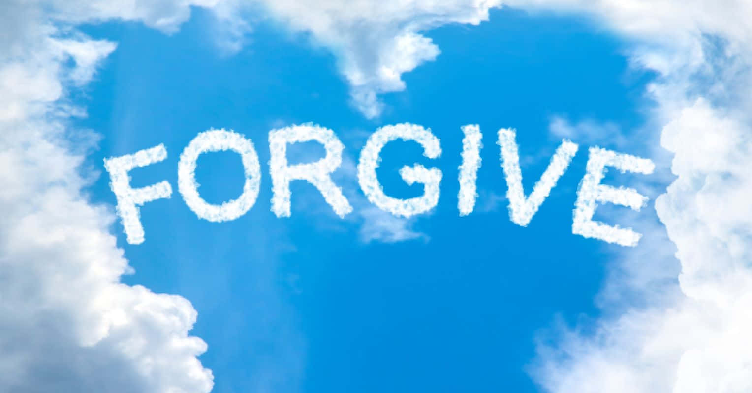forgive 桌布 壁紙 — 由蓬鬆的白雲在鮮豔的藍天上形成的「FORGIVE」一詞。