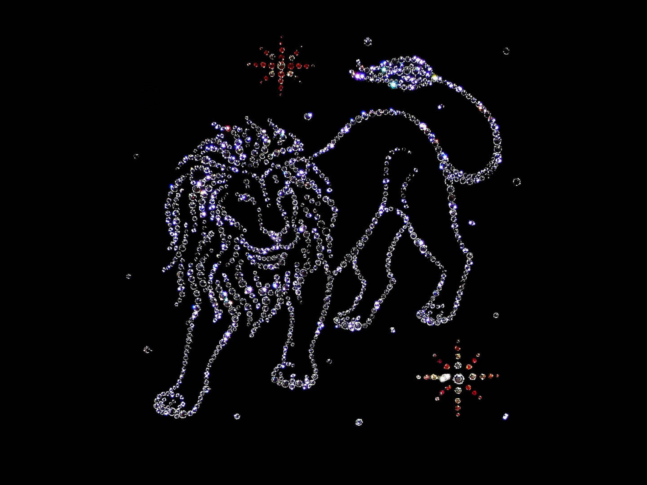 Leo 桌布 壁紙 — 由閃爍寶石形成的雄獅星座，在深邃的黑色夜空中有兩顆發光的紅星。