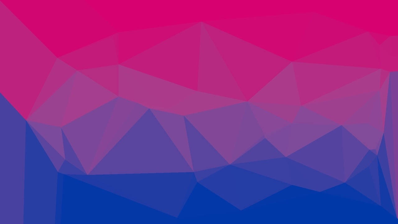 Bisexual Flag 桌布 壁紙 — 由鮮明幾何多邊形切面組成的粉紅到藍色漸變抽象背景。