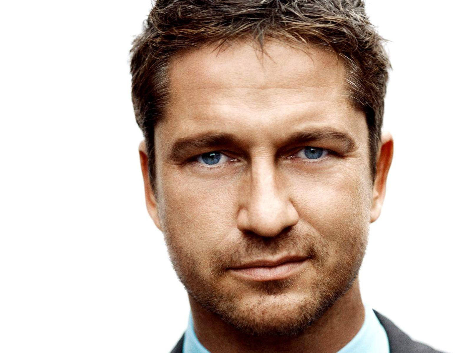 actor 桌布 壁紙 — 男士藍眼睛鬍渣的特寫肖像，背景為純白色。