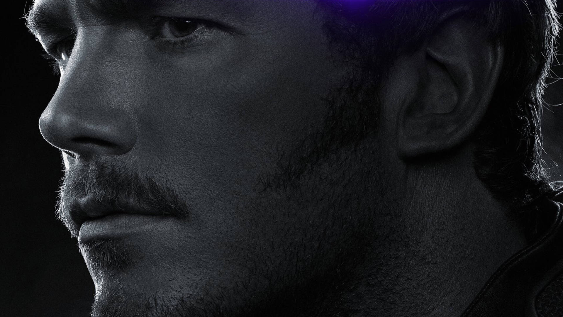 Chris Pratt 桌布 壁紙 — 男子側面特寫，眼神凌厲，頭頂有紫色發光能量，背景為深色。