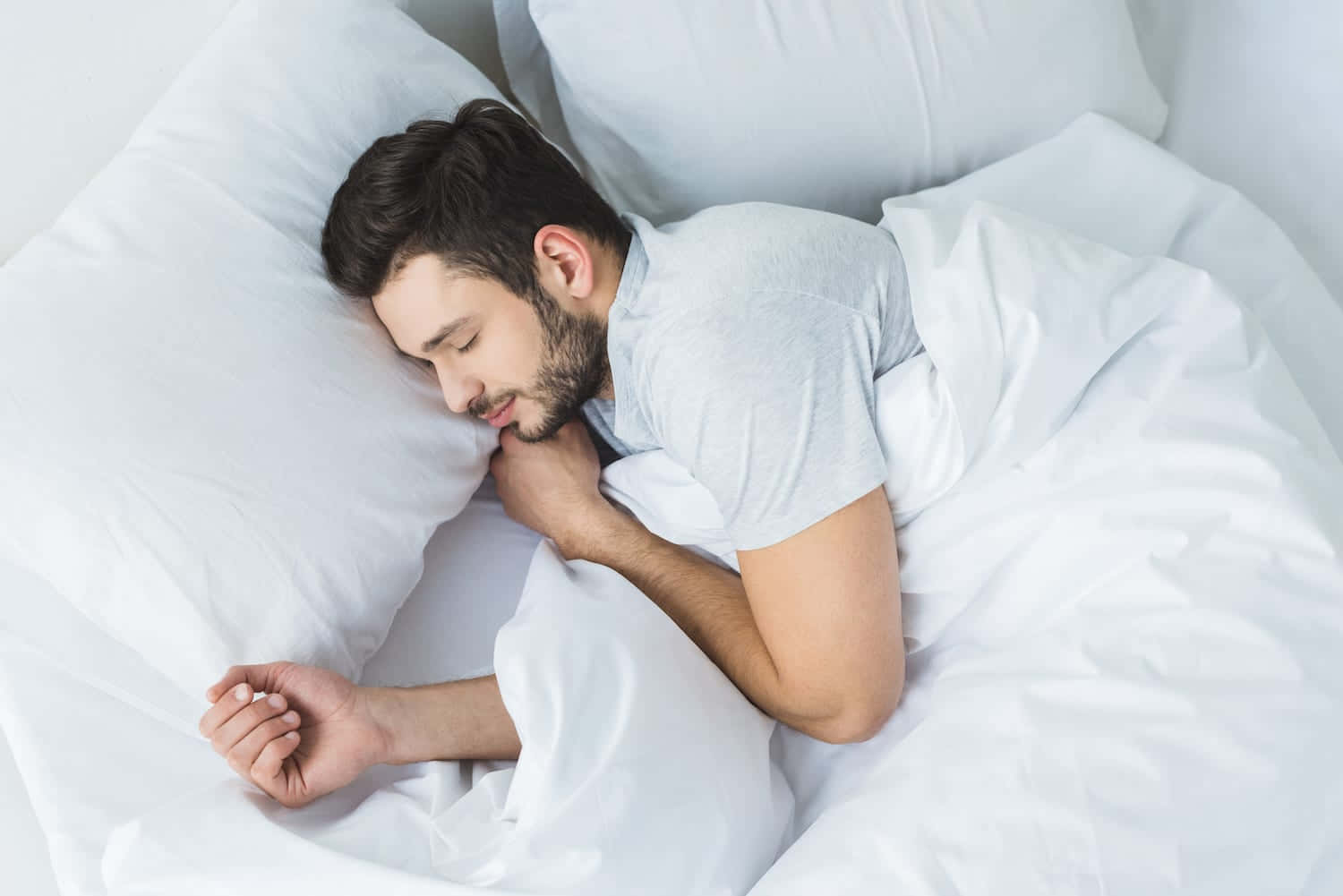 男子在白色床單上睡覺 壁紙