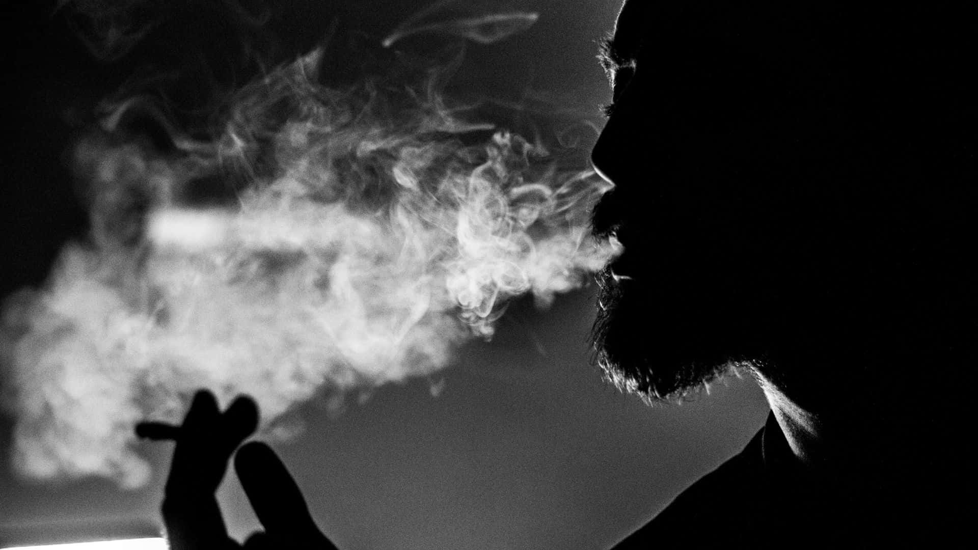 男子在黑暗中抽煙 壁紙