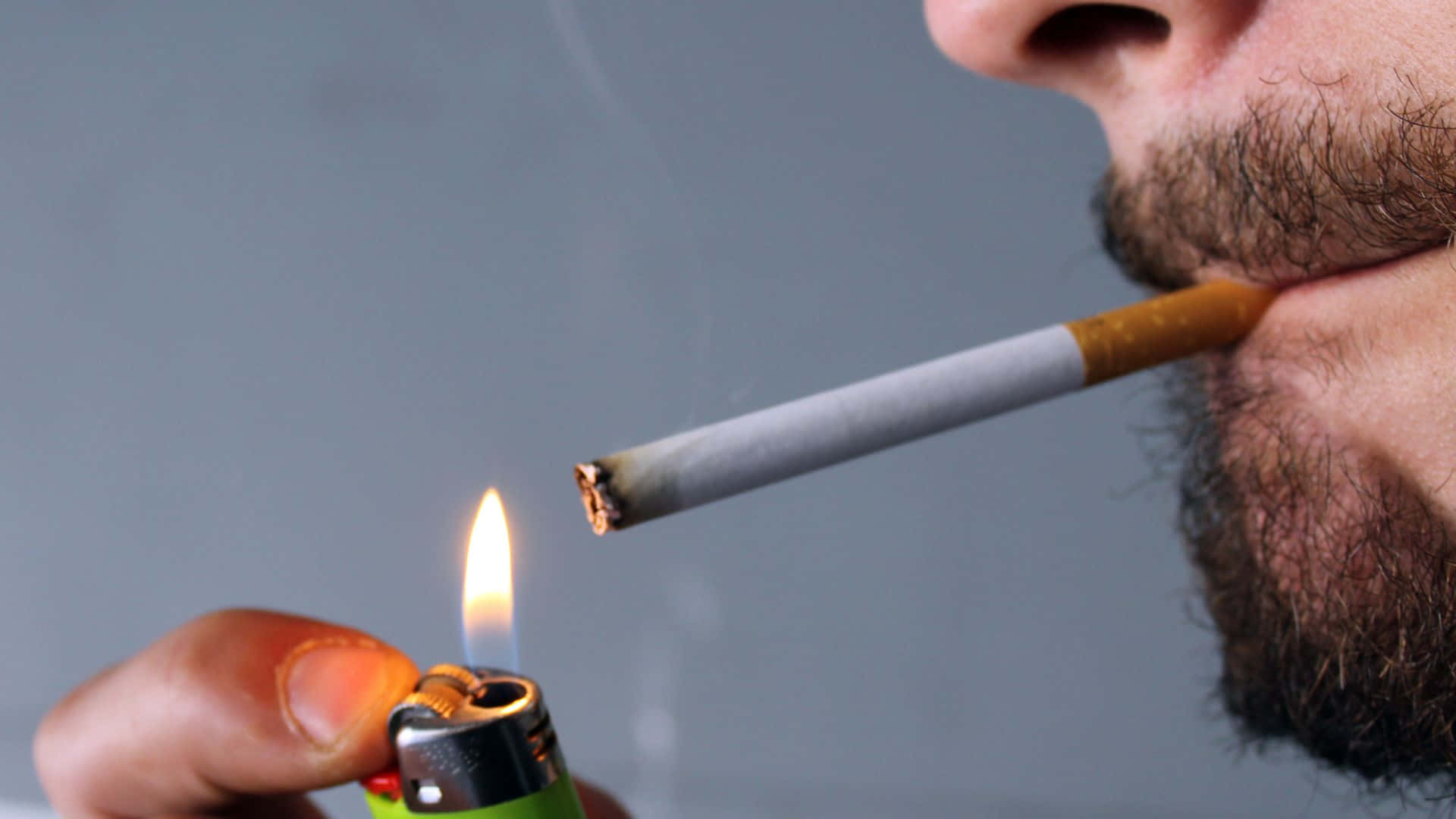 留鬍鬚的男子抽著香菸 壁紙