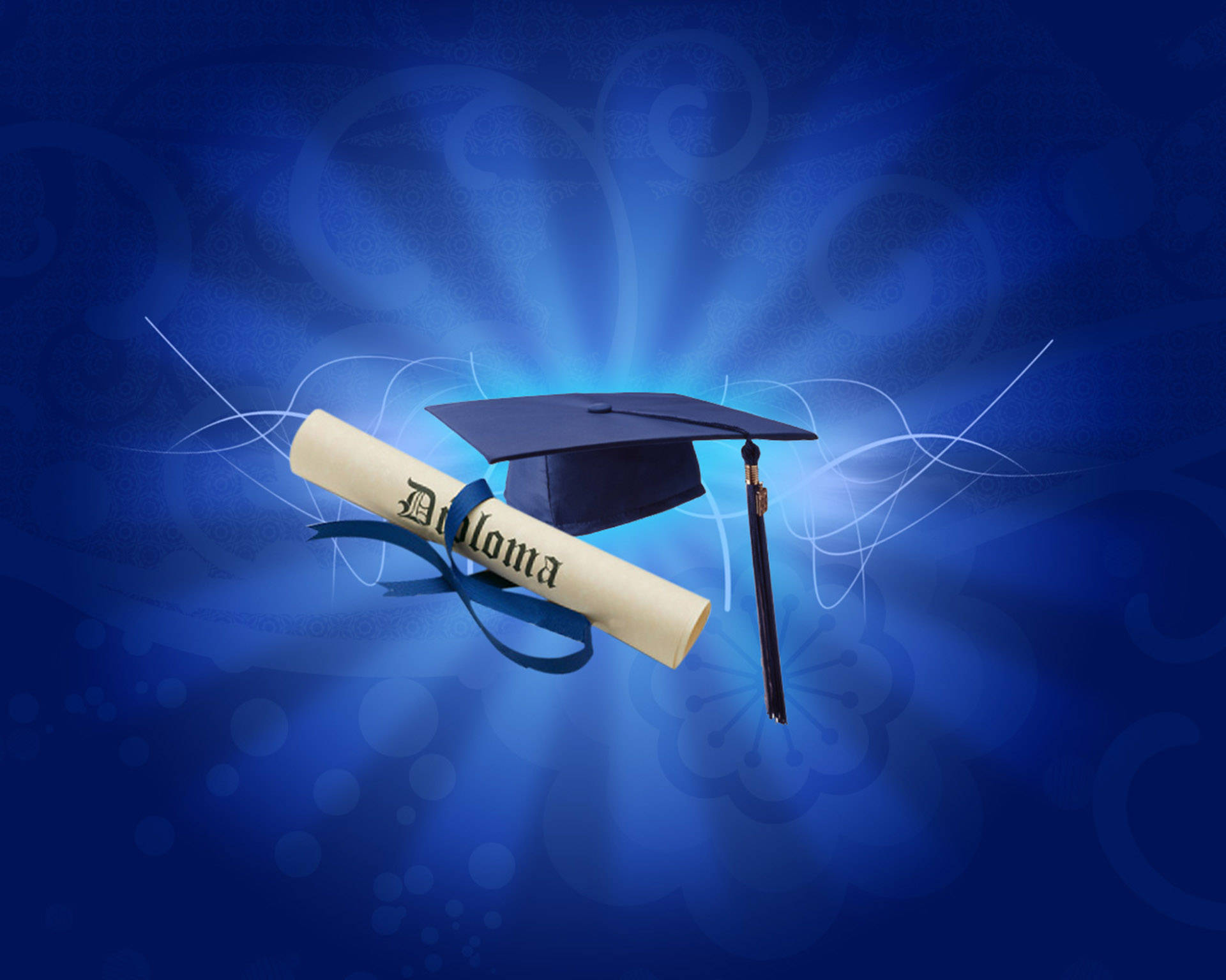 Graduation 桌布 壁紙 — 畢業帽和文憑卷軸漂浮在帶有旋轉光效的燦爛藍色背景上。