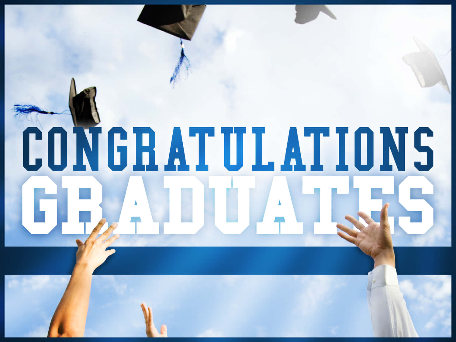 Congratulations 桌布 壁紙 — 畢業生們歡快地將黑色學士帽拋向明亮的藍天，雙手在粗體祝賀文字下向上伸展。