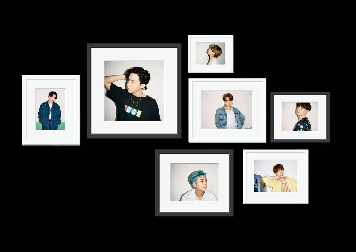 BTS 桌布 桌布 壁紙 — 畫廊牆上展示了七幅裱框的年輕男子肖像，背景為純黑色。