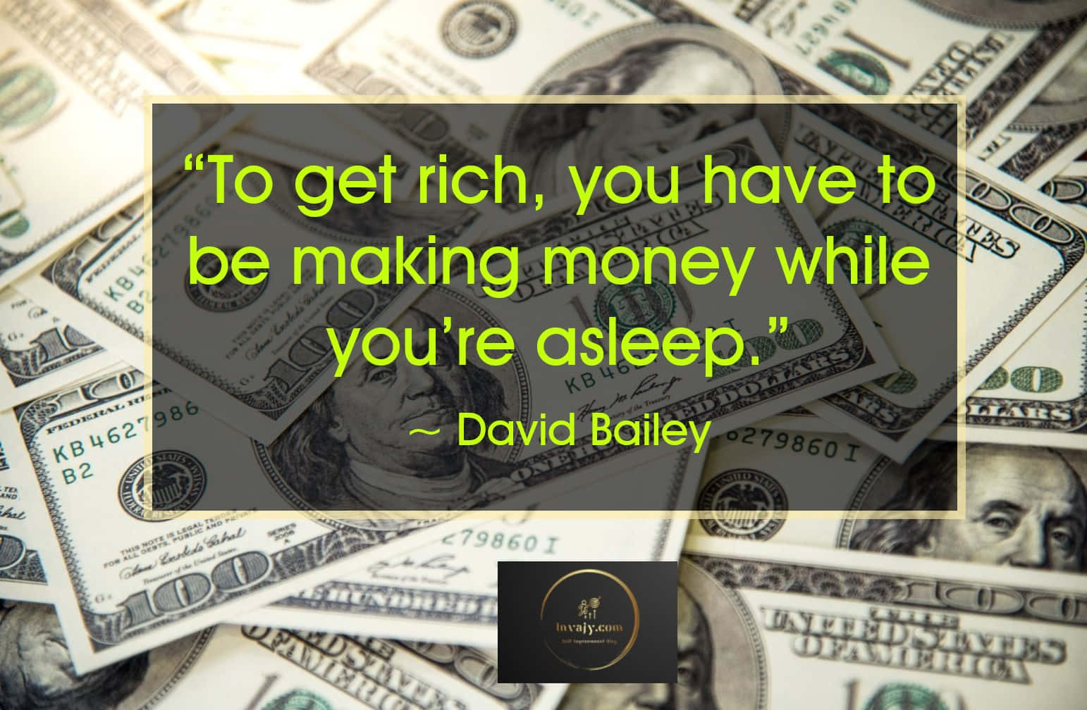 Money Motivation 桌布 壁紙 — 疊在一堆一百美元鈔票上的勵志語句，強調透過被動收入實現財務成功。