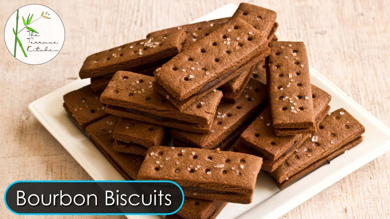 Biscuit 桌布 壁紙 — 疊起的波本餅乾，帶有薄片質地和粗鹽，放在白色盤子上，襯以溫暖的木質背景，十分誘人。