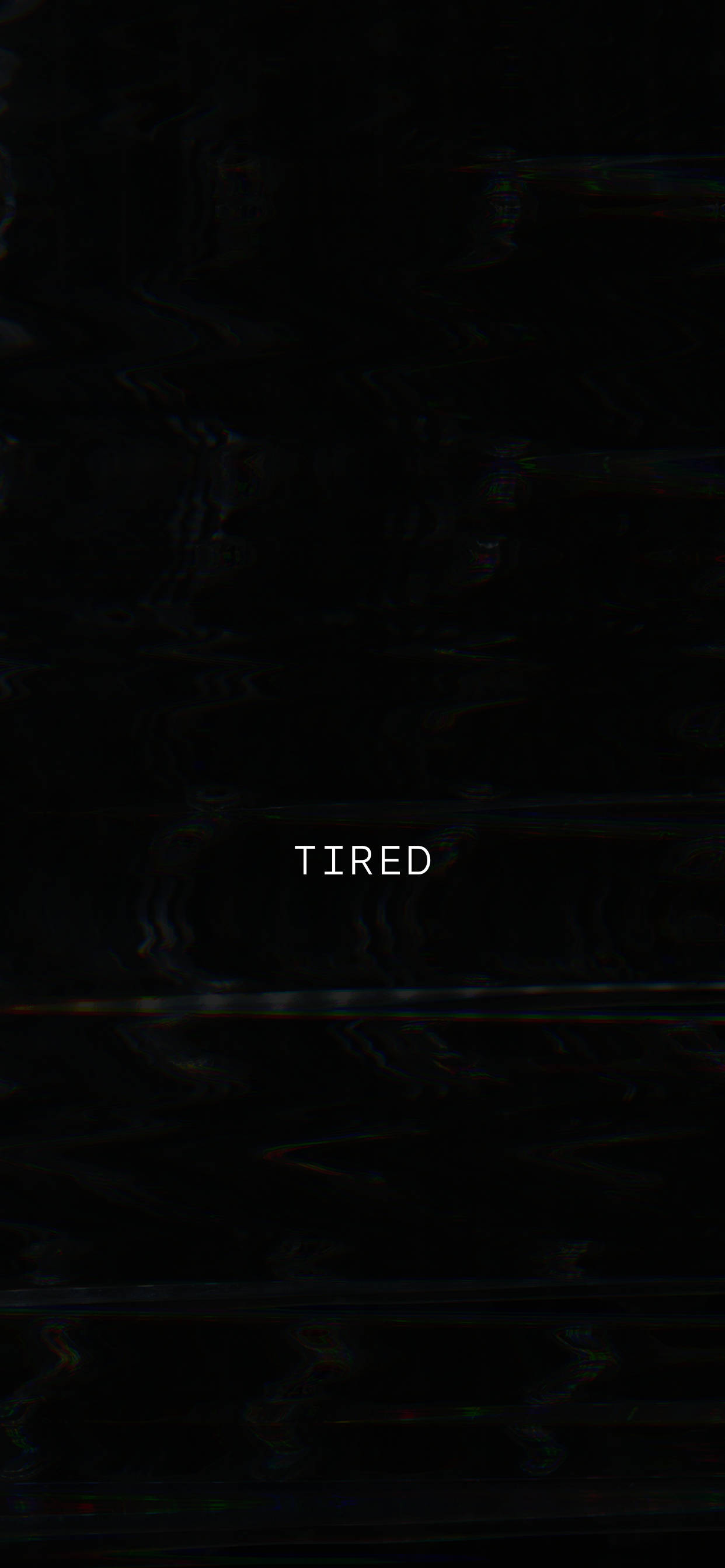 tired 桌布 壁紙 — 「疲倦」一詞在帶有數位失真的故障黑色背景上微弱地發出白光。