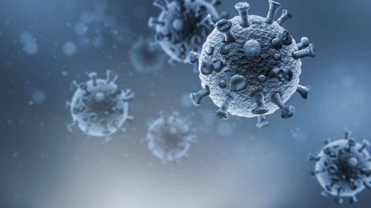 Coronavirus 桌布 壁紙 — 病毒粒子在清涼藍色薄霧中漂浮的特寫，帶有柔和散景背景。