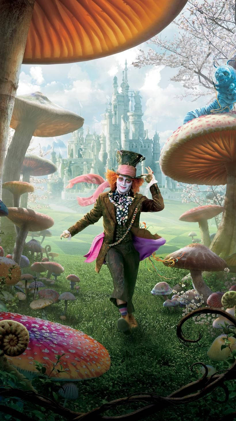 Alice In Wonderland Phone 桌布 壁紙 — 瘋帽匠在巨大彩色蘑菇間跳舞，天空奇幻，遠處有城堡。