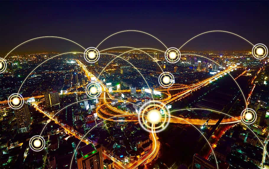Digital 桌布 壁紙 — 發光城市景觀的夜間鳥瞰圖，帶有照明高速公路和覆蓋城市網格的發光數位連接節點。