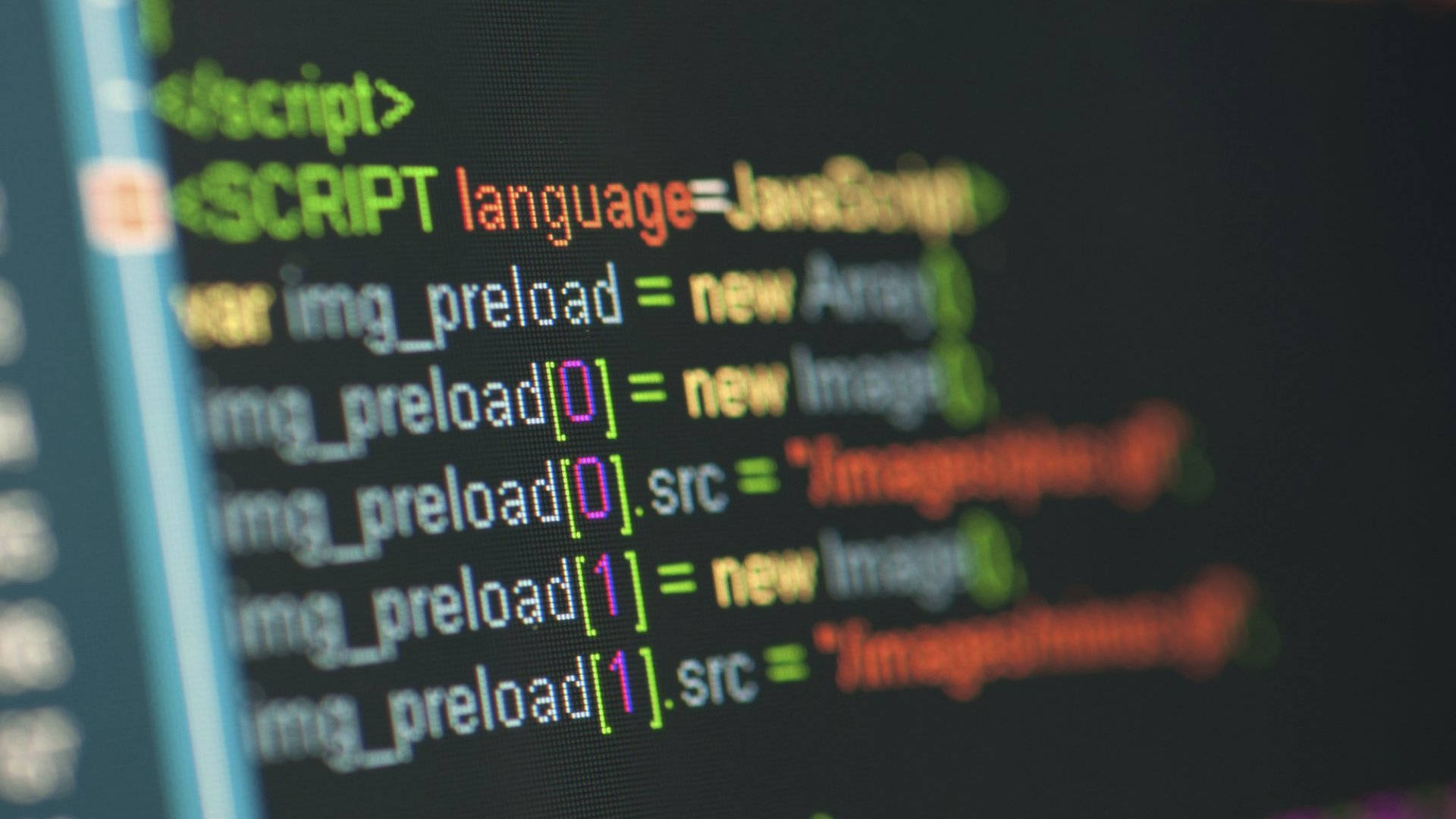 程式設計 桌布 壁紙 — 發光彩色 JavaScript 程式碼在黑暗螢幕上的特寫，景深較淺。