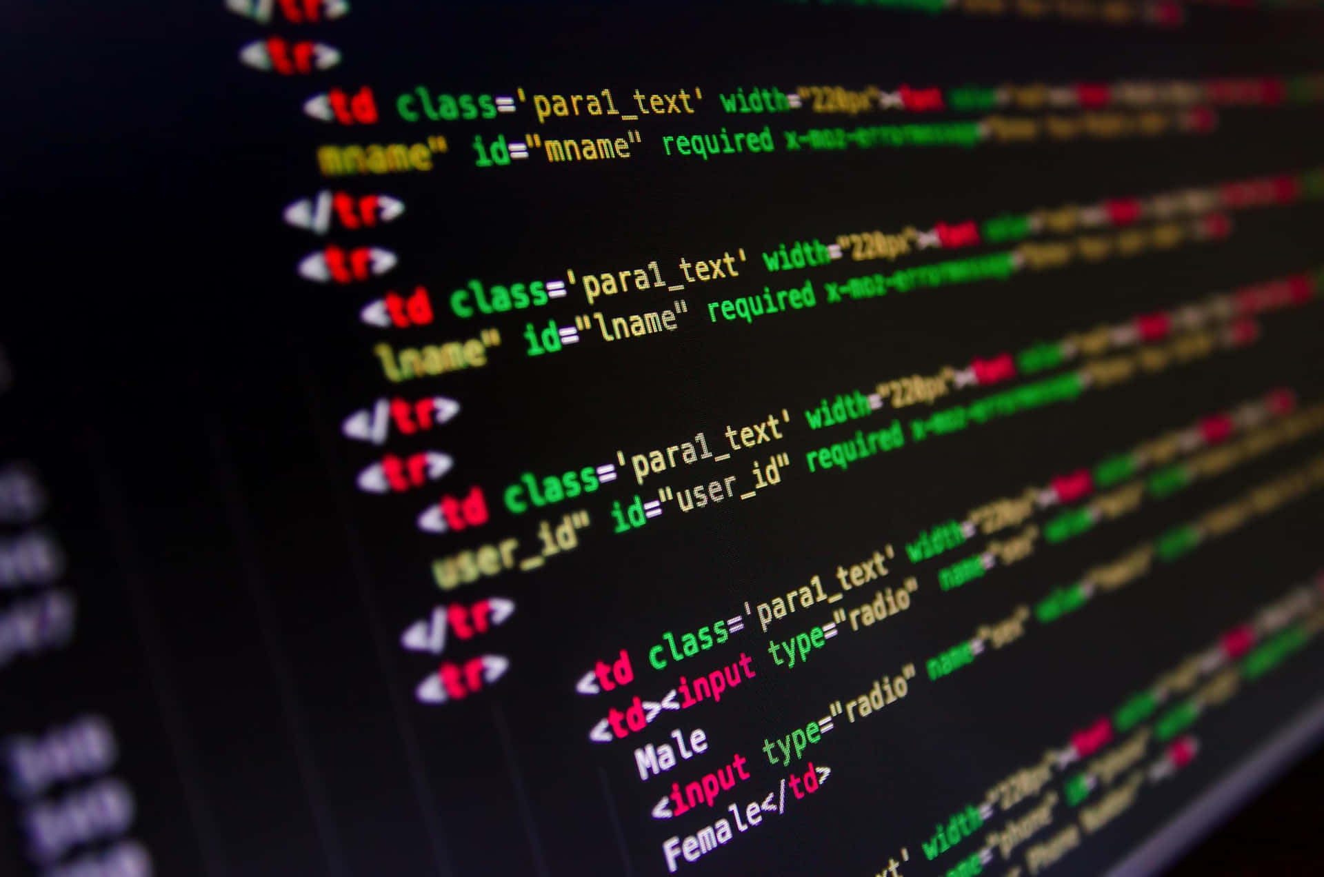 Programming 桌布 壁紙 — 發光彩色HTML和CSS程式碼行在黑暗螢幕上的特寫，淺景深。