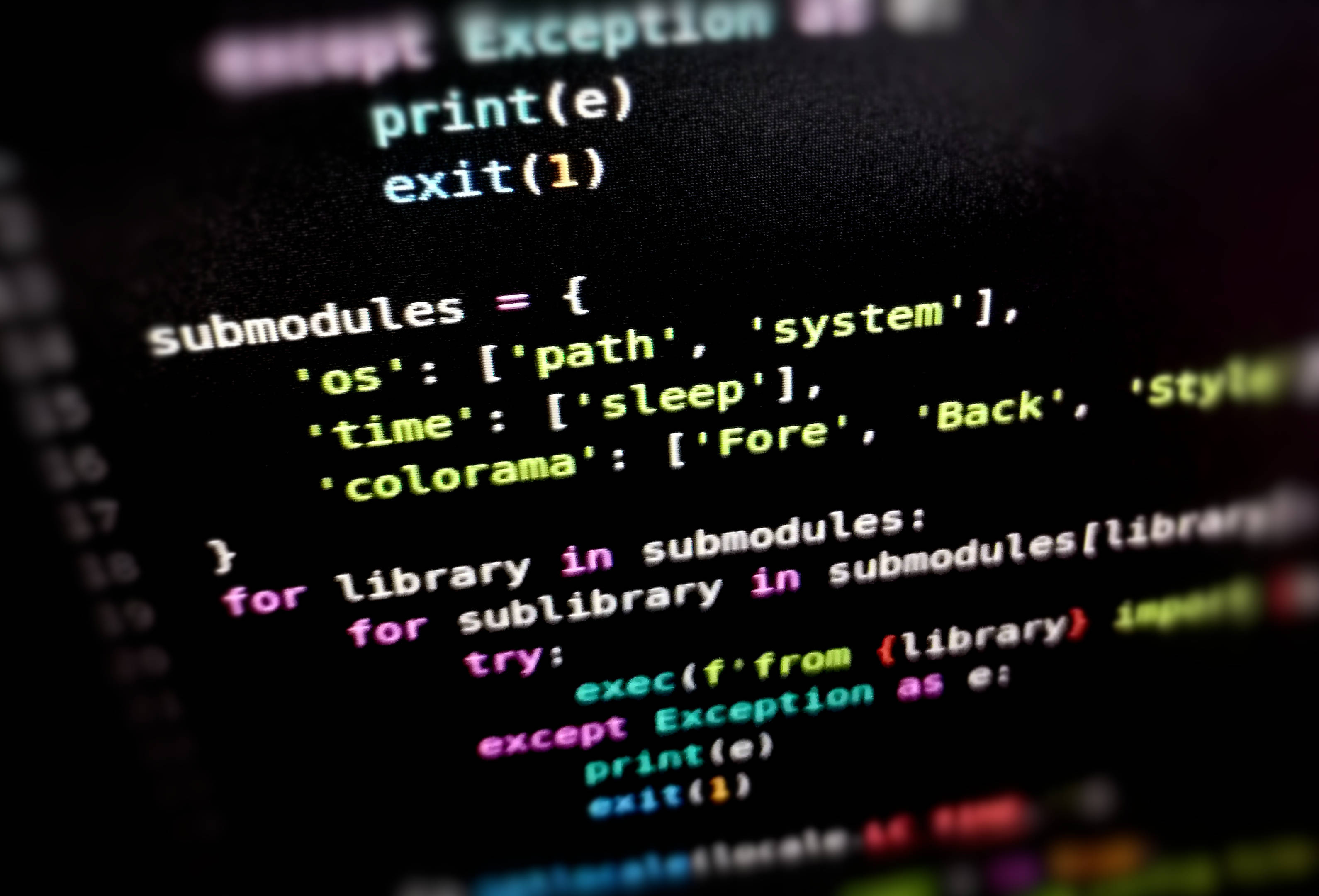 4K程式壁紙 桌布 壁紙 — 發光彩色Python程式碼在黑暗螢幕上的特寫，淺景深。