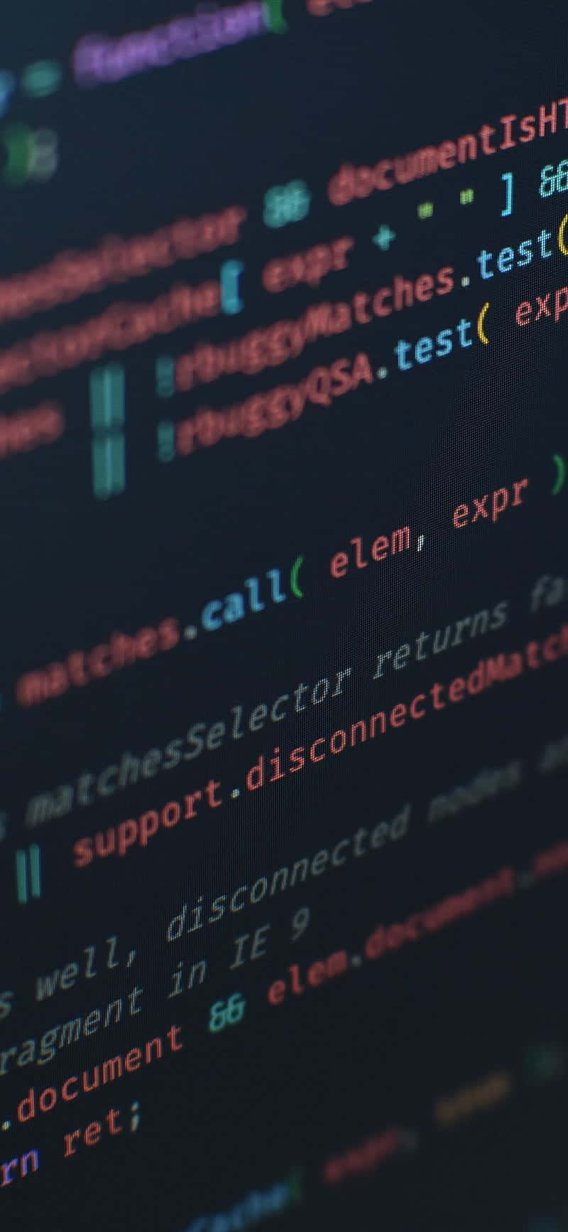 Programming 桌布 壁紙 — 發光彩色程式碼行在黑暗螢幕上的特寫，淺景深。