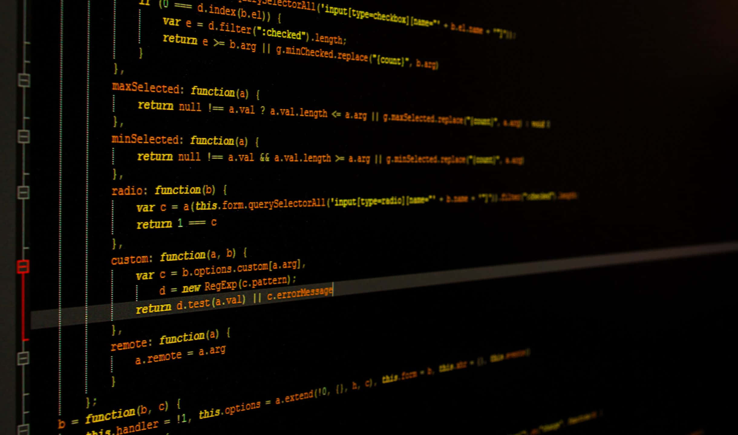 程式設計 桌布 壁紙 — 發光橙色和綠色JavaScript程式碼在深色電腦螢幕上滾動的特寫，帶有紅色垂直滾動條。