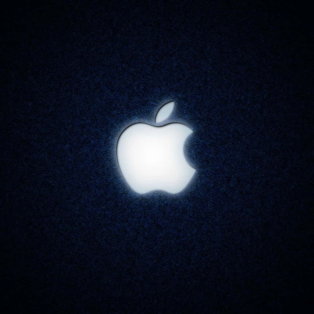 黑色美學 桌布 壁紙 — 發光白色Apple標誌居中於帶有細微顆粒的深色紋理藍色背景上。