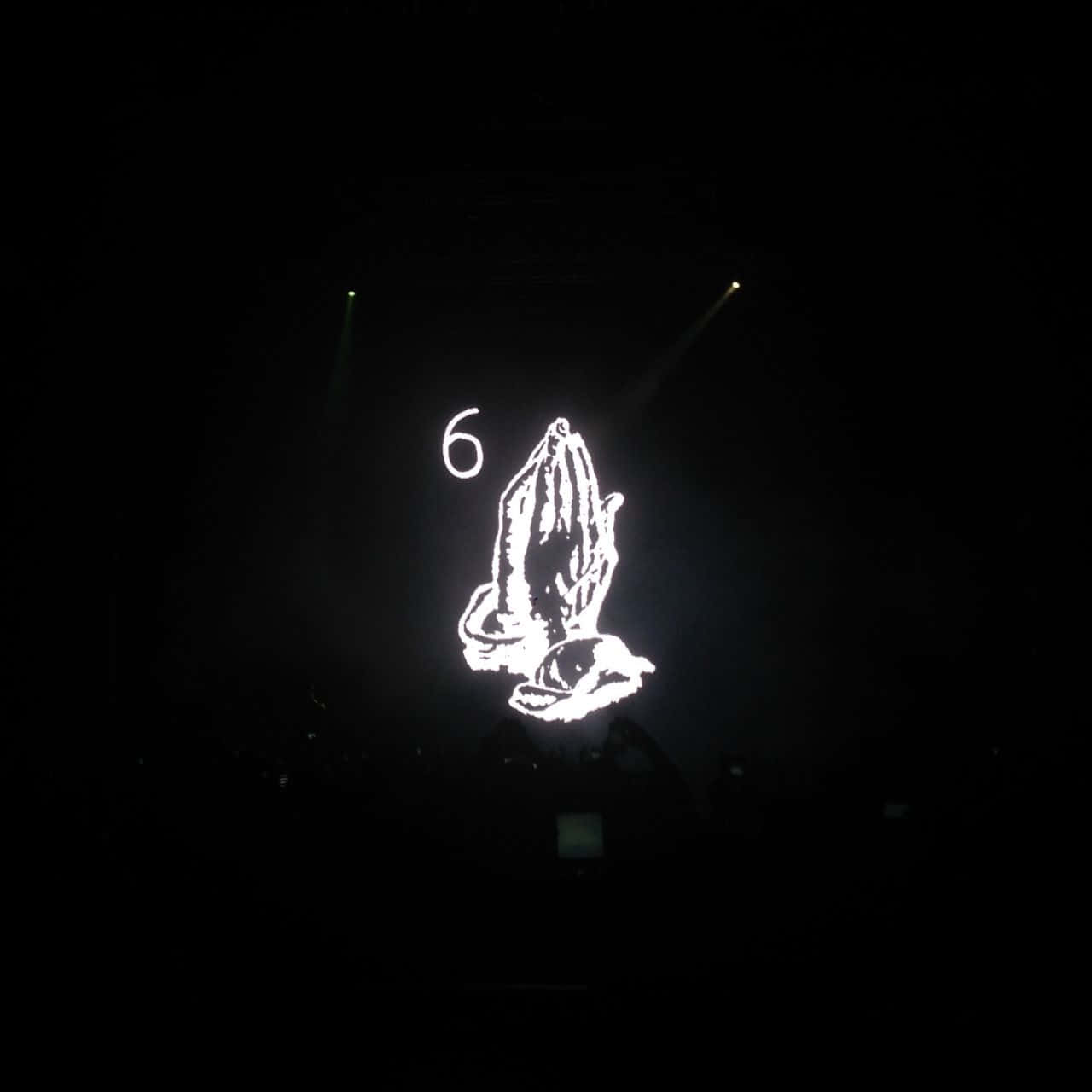 Praying 桌布 壁紙 — 發光白色祈禱手和數字六的圖形，投射在帶有聚光燈的黑暗舞台上。