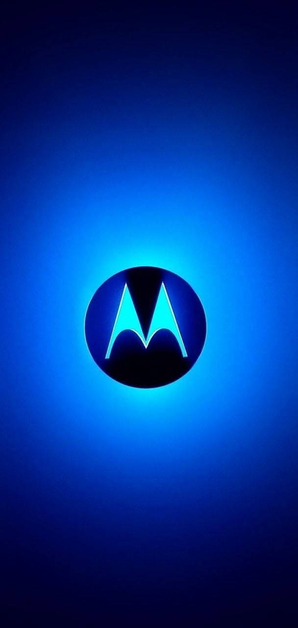 摩托羅拉 桌布 壁紙 — 發光的 Motorola 標誌置於鮮豔的藍色漸變背景中央。