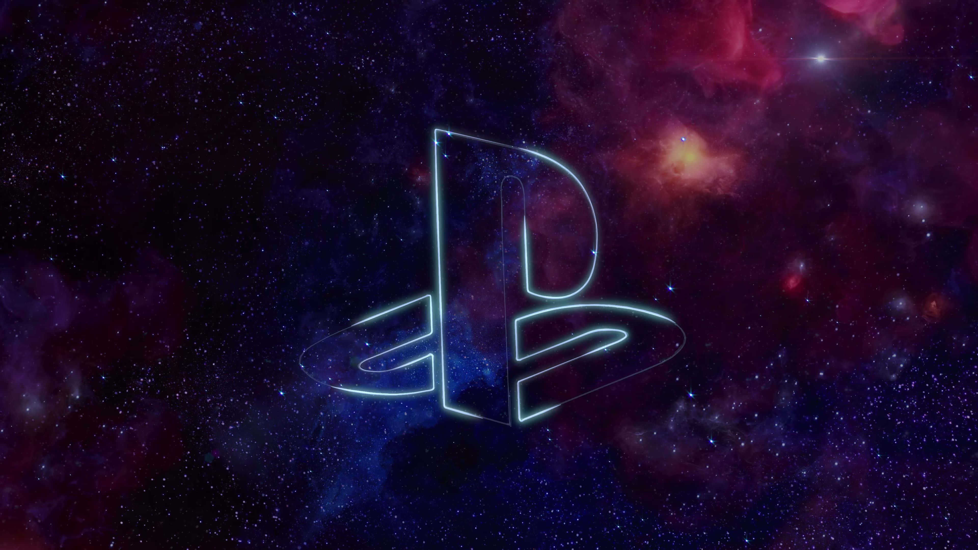 PlayStation 桌布 壁紙 — 發光的 PlayStation 標誌漂浮在充滿星星和旋轉紫色、紅色和藍色雲彩的充滿活力的宇宙星雲中。