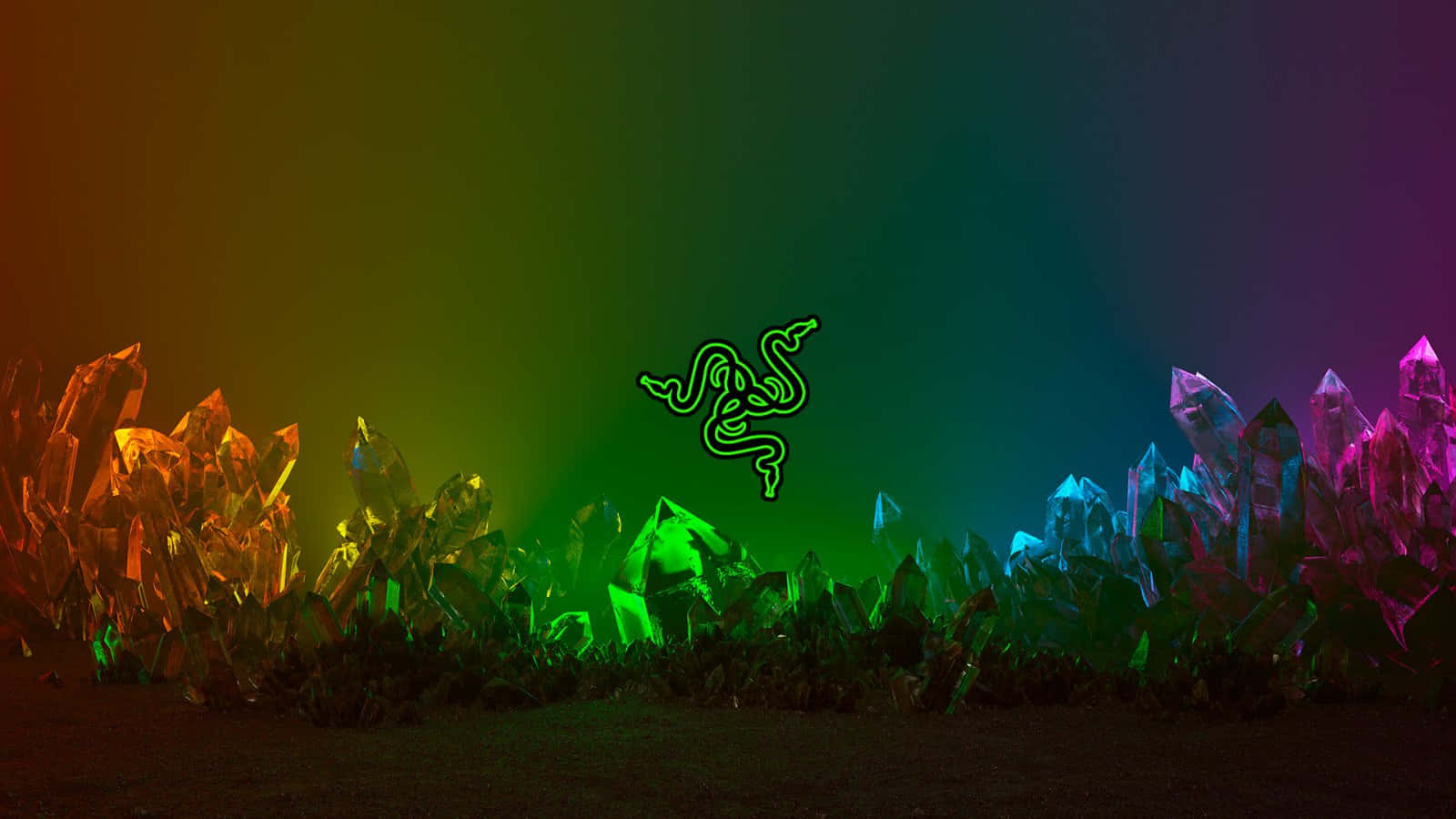 雷蛇 桌布 壁紙 — 發光的 Razer 標誌懸浮在色彩繽紛的水晶田野之上，背景是漸變天空。